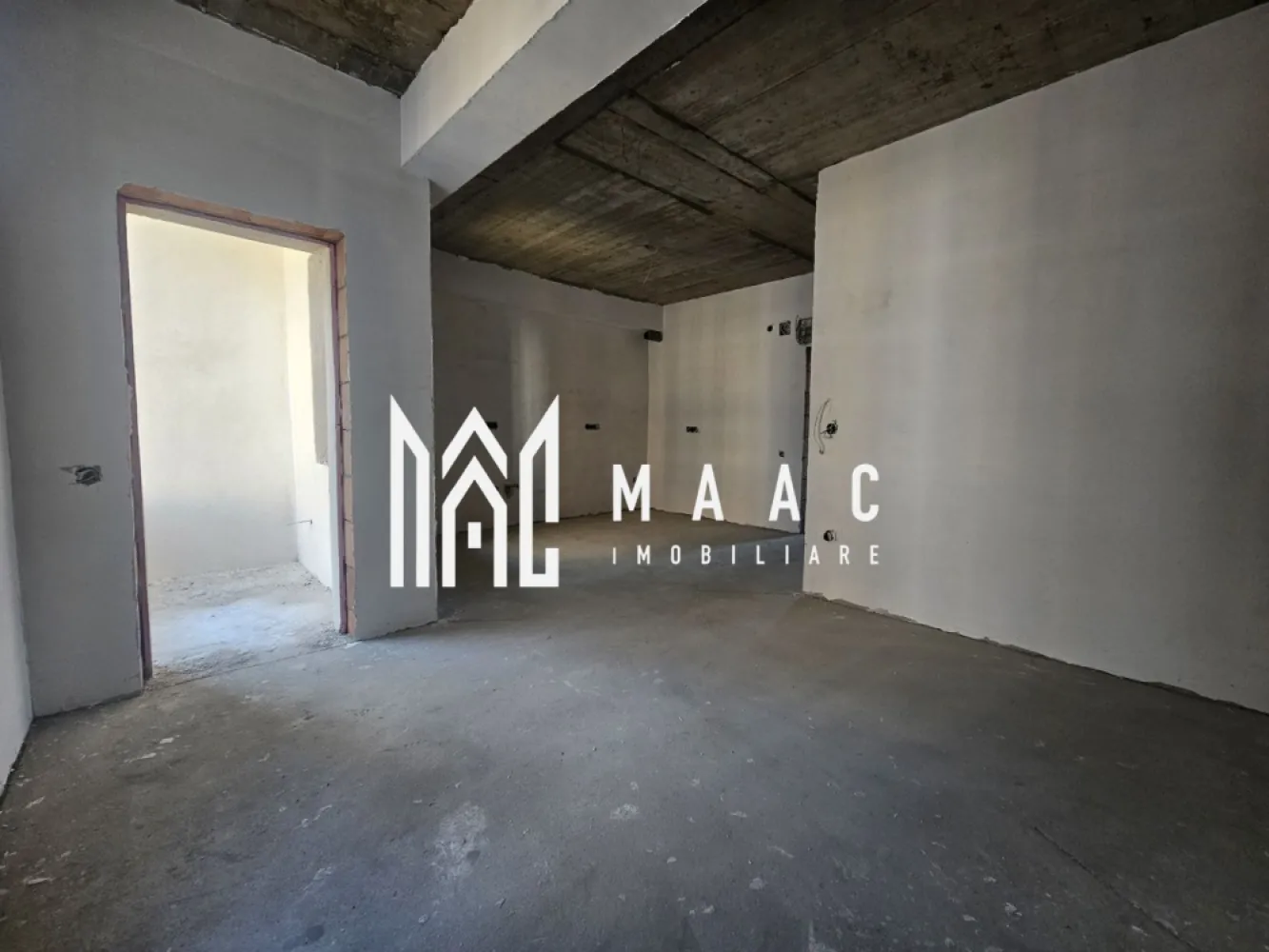 Garsoniera | Predare la cheie | 30.4 MPU | D. Stanca - Descoperă confortul urban într-o garsonieră spațioasă și luminoasă, situată într-un imobil nou din zona Doamna Stanca, una dintre cele mai dinamice și căutate zone rezidențiale ale orașului. Detalii proprietate: Suprafață utilă: 30.4 mp Balcon: 2.4 mp Etaj: 4 / 10 Loc de parcare inclus în preț Garsoniera se livrează la cheie, oferind posibilitatea personalizării pardoselii după preferințele viitorului proprietar. Finisajele sunt moderne și de calitate superioară, iar dotările includ: Încălzire în pardoseală pentru un confort termic sporit Uși interioare și obiecte sanitare incluse Pardoseală la alegere, în funcție de stilul dorit Proprietatea se află în prezent la stadiul de gri, urmând ca predarea să se realizeze în ultima parte a acestui an sau la începutul anului viitor, în funcție de ritmul de execuție al dezvoltatorului. Avantaje zonă: Zona Doamna Stanca este apreciată pentru proximitatea față de centre comerciale, mijloace de transport și zone verzi — un loc ideal atât pentru locuit, cât și pentru investiție. Preț avantajos pentru o garsonieră nouă, complet finisată și cu loc de parcare inclus. Pentru mai multe detalii și programarea unei vizionări, contactează MAAC Imobiliare – partenerul tău de încredere în găsirea locuinței potrivite. ID: CP2758246 }}