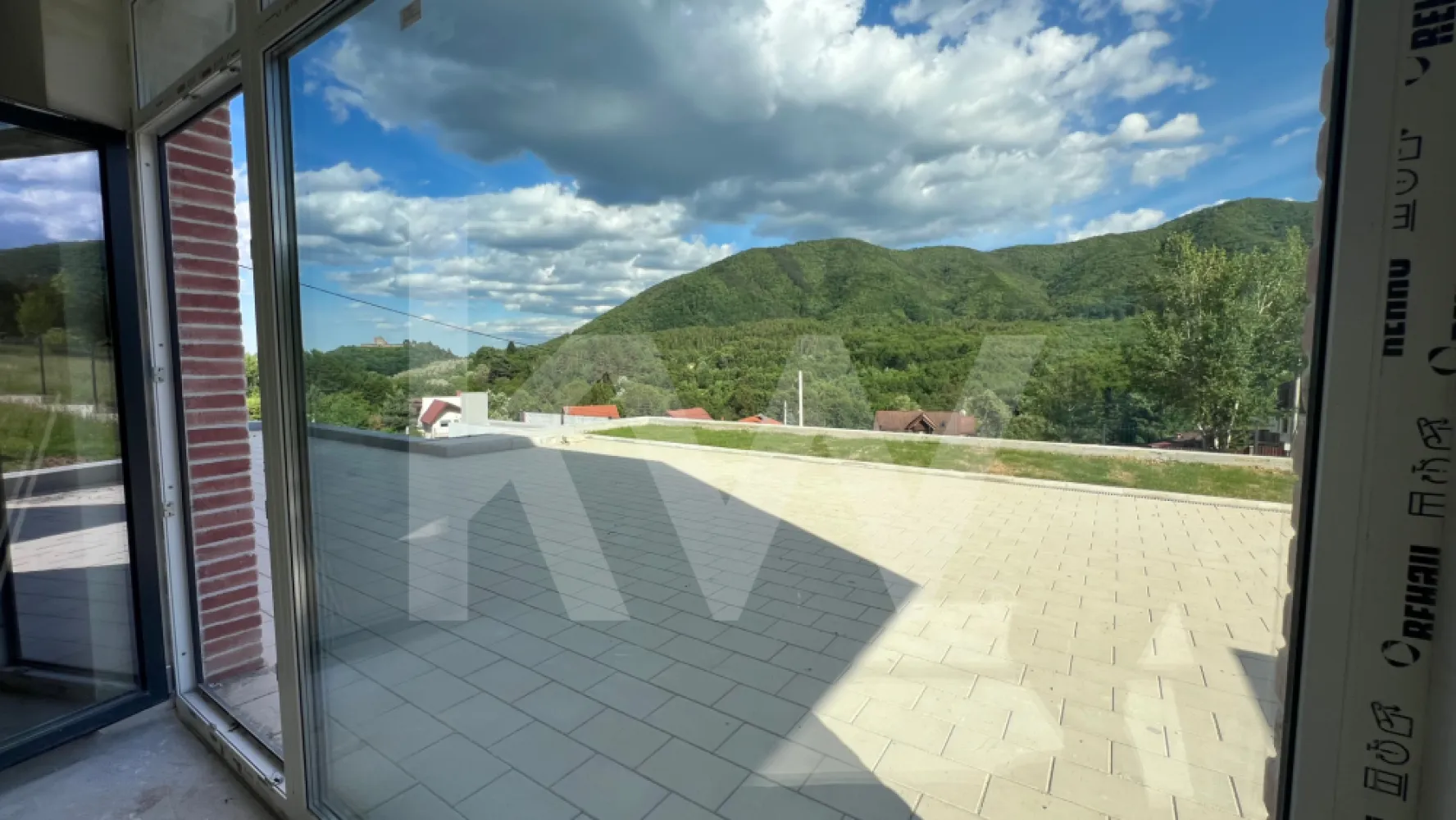 Casă arhitectură modernă cu panoramă spre Munții Făgăraș și Cetatea Cisnădioara - Descoperă o locuință unifamilială care îmbină armonios designul modern cu funcționalitatea inteligentă, situată într-o zonă deosebită, cu panoramă spectaculoasă spre Cetatea Cisnădioarei și Munții Făgăraș.

Această proprietate impresionează prin arhitectura contemporană, liniile curate și atenția la detalii, fiind construită cu materiale de calitate superioară și finisaje realizate cu grijă, pentru un confort durabil și un stil de viață modern.

Compartimentarea este gândită eficient, oferind spații generoase și bine delimitate. La parter, intrarea se deschide către un living luminos și primitor, ideal pentru momentele petrecute în familie. În partea dreaptă se află un birou versatil, cu acces direct către exterior, perfect pentru lucru de acasă sau activități creative. Casa scării este poziționată central, iar în proximitate se regăsesc baia și spațiul tehnic, discret integrate. Bucătăria, amplasată în continuarea zonei de zi, este practică și bine organizată, beneficiind de cămară proprie.

Etajul oferă intimitate și confort, fiind compartimentat în trei dormitoare, dintre care unul matrimonial, dotat cu dressing și baie proprie. În plus, există o baie suplimentară și o cameră de lucru, ideală pentru birou sau hobby-uri. Toate dormitoarele au acces către una dintre cele două logii spațioase, oferind deschidere către peisajul natural și lumină din plin.

Curtea, generoasă și aerisită, este complet împrejmuită și parțial pavată, fiind amenajată peisagistic cu bun gust. Elementele arhitecturale decorative, evidențiate prin iluminat ambiental cu bandă LED, creează un cadru elegant și relaxant, perfect pentru petrecerea timpului în aer liber.

Predarea imobilului se realizează la stadiul de glet interior, oferindu-ți libertatea de a personaliza finisajele finale după propriul gust.

Această proprietate reprezintă alegerea ideală pentru cei care caută un cămin modern, într-un cadru natural de excepție, fără compromisuri în ceea ce privește calitatea și confortul.

