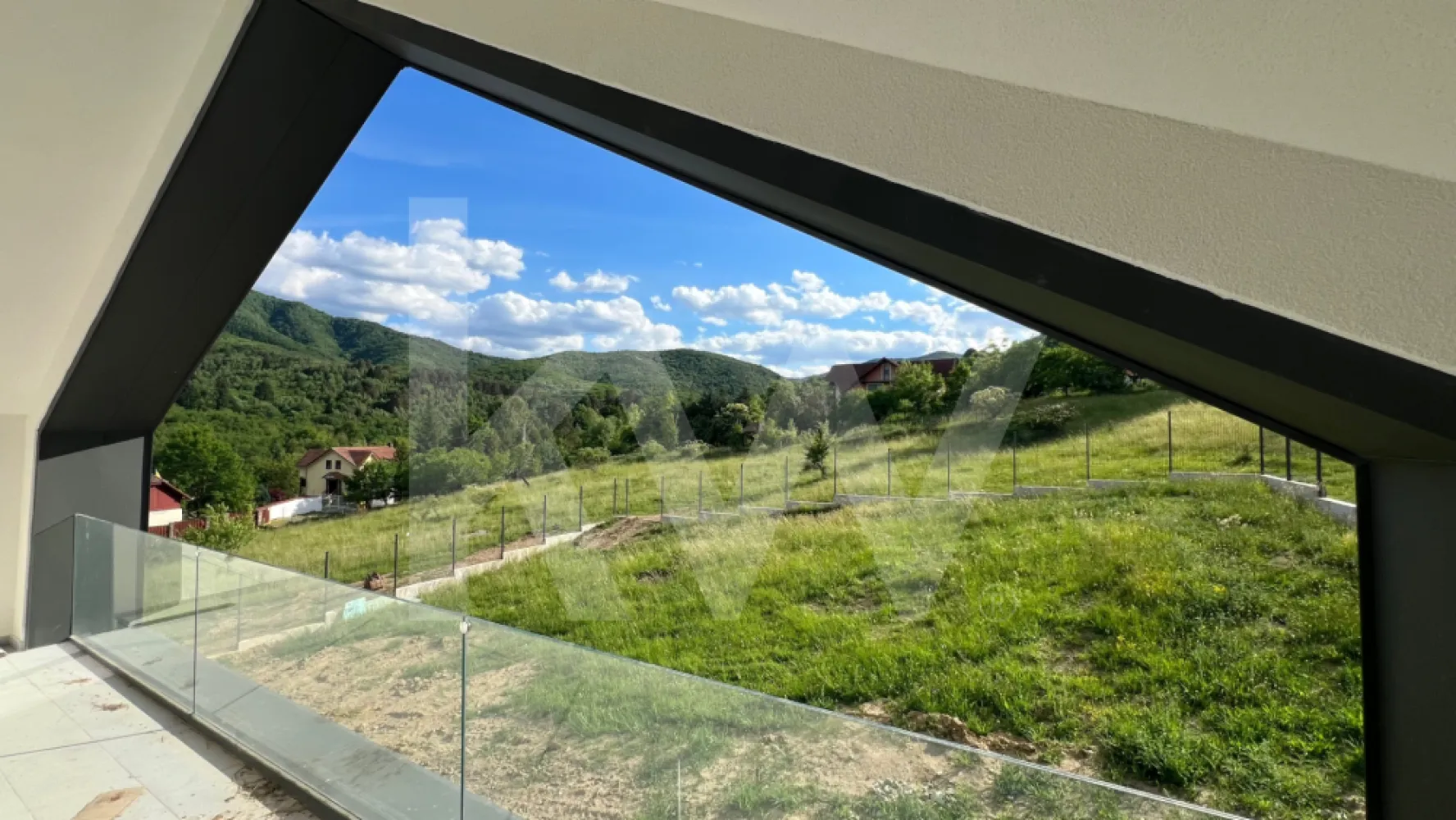 Casă arhitectură modernă cu panoramă spre Munții Făgăraș și Cetatea Cisnădioara - Descoperă o locuință unifamilială care îmbină armonios designul modern cu funcționalitatea inteligentă, situată într-o zonă deosebită, cu panoramă spectaculoasă spre Cetatea Cisnădioarei și Munții Făgăraș.

Această proprietate impresionează prin arhitectura contemporană, liniile curate și atenția la detalii, fiind construită cu materiale de calitate superioară și finisaje realizate cu grijă, pentru un confort durabil și un stil de viață modern.

Compartimentarea este gândită eficient, oferind spații generoase și bine delimitate. La parter, intrarea se deschide către un living luminos și primitor, ideal pentru momentele petrecute în familie. În partea dreaptă se află un birou versatil, cu acces direct către exterior, perfect pentru lucru de acasă sau activități creative. Casa scării este poziționată central, iar în proximitate se regăsesc baia și spațiul tehnic, discret integrate. Bucătăria, amplasată în continuarea zonei de zi, este practică și bine organizată, beneficiind de cămară proprie.

Etajul oferă intimitate și confort, fiind compartimentat în trei dormitoare, dintre care unul matrimonial, dotat cu dressing și baie proprie. În plus, există o baie suplimentară și o cameră de lucru, ideală pentru birou sau hobby-uri. Toate dormitoarele au acces către una dintre cele două logii spațioase, oferind deschidere către peisajul natural și lumină din plin.

Curtea, generoasă și aerisită, este complet împrejmuită și parțial pavată, fiind amenajată peisagistic cu bun gust. Elementele arhitecturale decorative, evidențiate prin iluminat ambiental cu bandă LED, creează un cadru elegant și relaxant, perfect pentru petrecerea timpului în aer liber.

Predarea imobilului se realizează la stadiul de glet interior, oferindu-ți libertatea de a personaliza finisajele finale după propriul gust.

Această proprietate reprezintă alegerea ideală pentru cei care caută un cămin modern, într-un cadru natural de excepție, fără compromisuri în ceea ce privește calitatea și confortul.

