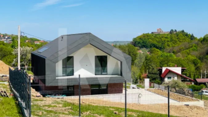Casă arhitectură modernă cu panoramă spre Munții Făgăraș și Cetatea Cisnădioara