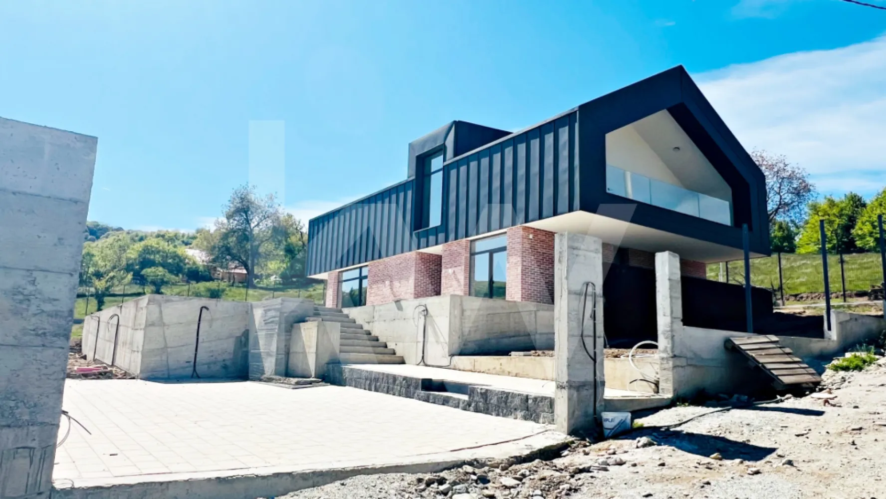 Casă arhitectură modernă cu panoramă spre Munții Făgăraș și Cetatea Cisnădioara