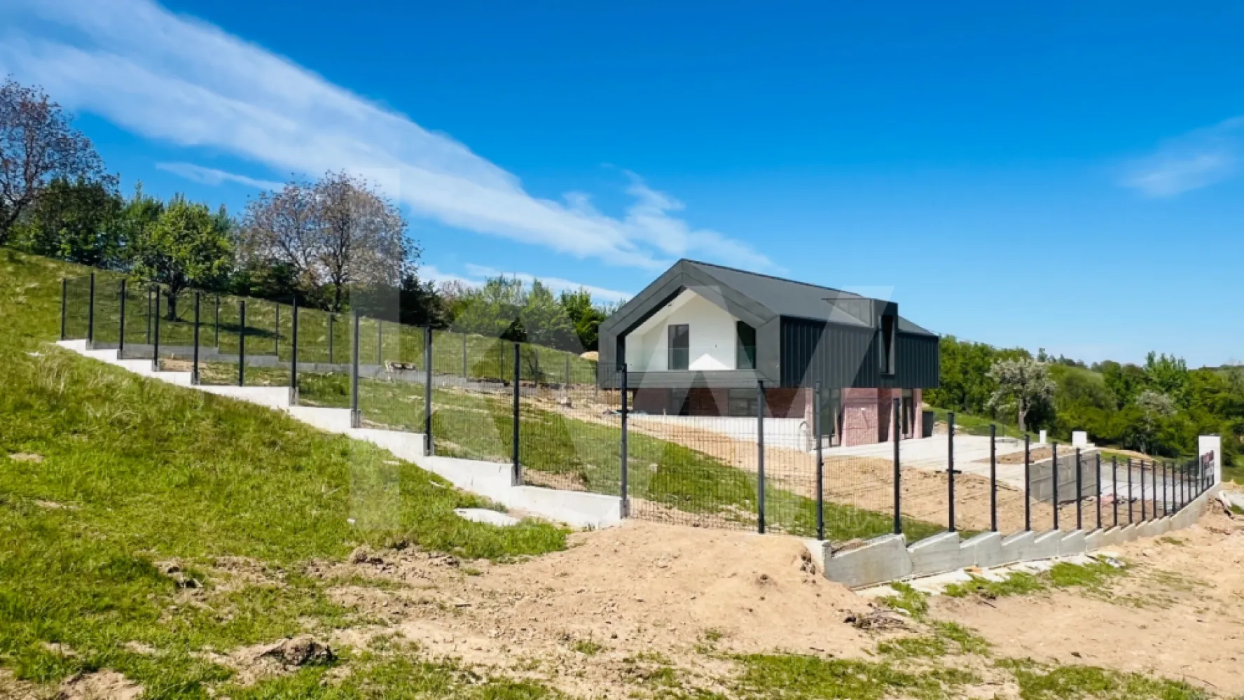 Casă arhitectură modernă cu panoramă spre Munții Făgăraș și Cetatea Cisnădioara