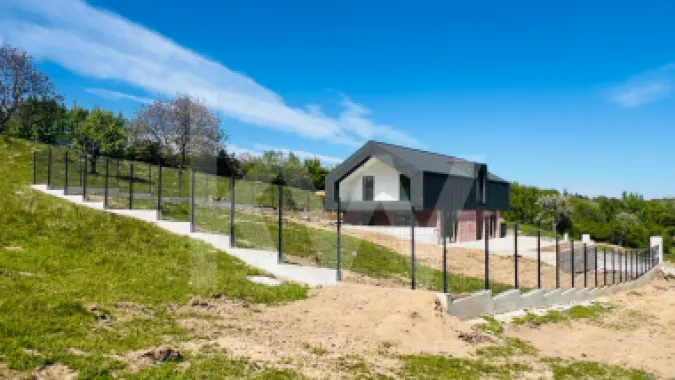 Casă arhitectură modernă cu panoramă spre Munții Făgăraș și Cetatea Cisnădioara
