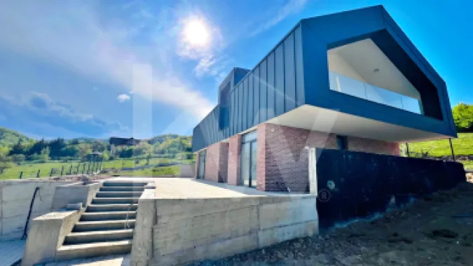 Casă arhitectură modernă cu panoramă spre Munții Făgăraș și Cetatea Cisnădioara