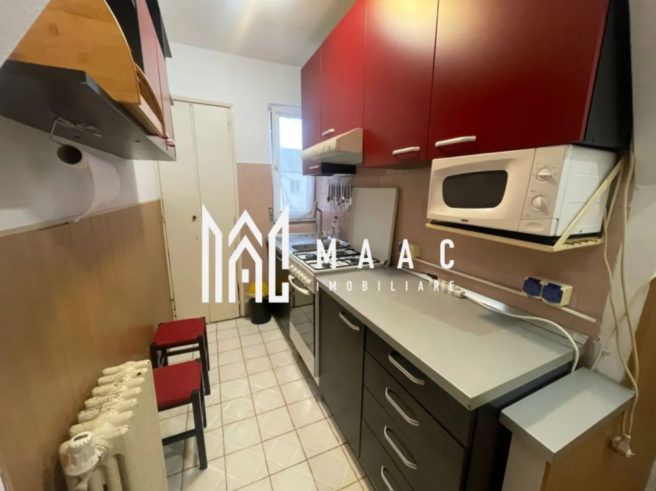 Apartament 2 camere | Mihai Viteazu | Mobilat și utilat | Disponibil imediat | - MAAC Imobiliare vă propune spre închiriere un apartament cu 2 camere semidecomandate, având o suprafață utilă de 36 mp, situat la etajul 4 al unui imobil cu 5 etaje, în zona Mihai Viteazu, în apropierea Colegiul Pedagogic Andrei Șaguna.

Apartamentul este compartimentat practic și este format din:
- living
- dormitor
- bucătărie
- baie
- hol
- cămară

Locuința se închiriază complet mobilată și utilată, fiind disponibilă imediat. 

Poziționarea excelentă oferă acces rapid către stații de autobuz, școli, grădinițe, magazine, farmacii și alte puncte de interes, ceea ce îl face potrivit atât pentru o persoană, cât și pentru un cuplu sau o familie tânără.

Garanție: echivalentul unei chirii

Pentru mai multe detalii sau programarea unei vizionari, nu ezitați să ne contactați specificând ID: CP3129154