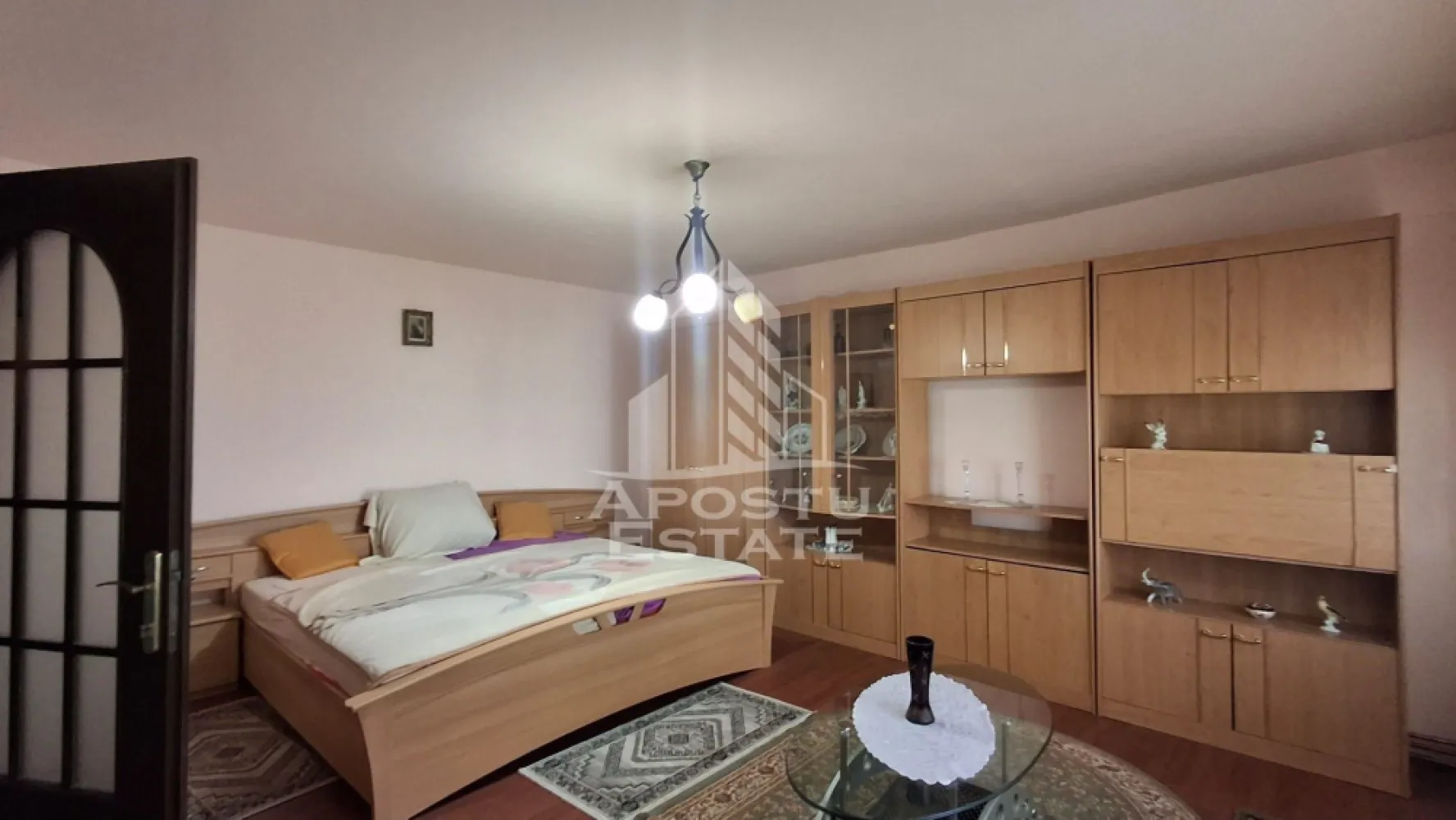 Apartament 1 camera, 57 mp, decomandat, parter, Alfa - Apostu Estate va propune spre inchiriere un apartament cu 1 camera, decomandat, situat la parter, in cartierul Alfa, o zona apreciata pentru accesibilitate, liniste si proximitatea fata de punctele de interes ale orasului.

Cu o suprafata generoasa de 57 mp, locuinta ofera un spatiu amplu si bine compartimentat, ideal pentru o persoana sau un cuplu care isi doreste confort si functionalitate. Compartimentarea decomandata asigura intimitate si o organizare eficienta a spatiului, oferind un plus de confort in viata de zi cu zi.

Apartamentul beneficiaza de tamplarie PVC, usa metalica la intrare, usi interioare din MDF si sistem de incalzire proprie, asigurand eficienta termica si siguranta sporita. Imobilul este prevazut cu acoperis din tigla, un avantaj important pentru durabilitate si protectie.

Proprietatea se inchiriaza pe o perioada minima de 1 an, fiind potrivita pentru cei care cauta stabilitate si un camin primitor intr-o zona bine conectata la mijloace de transport, magazine si alte facilitati urbane.

Pentru mai multe informatii si programarea unei vizionari, echipa Apostu Estate va sta la dispozitie.
ID: CP3176427