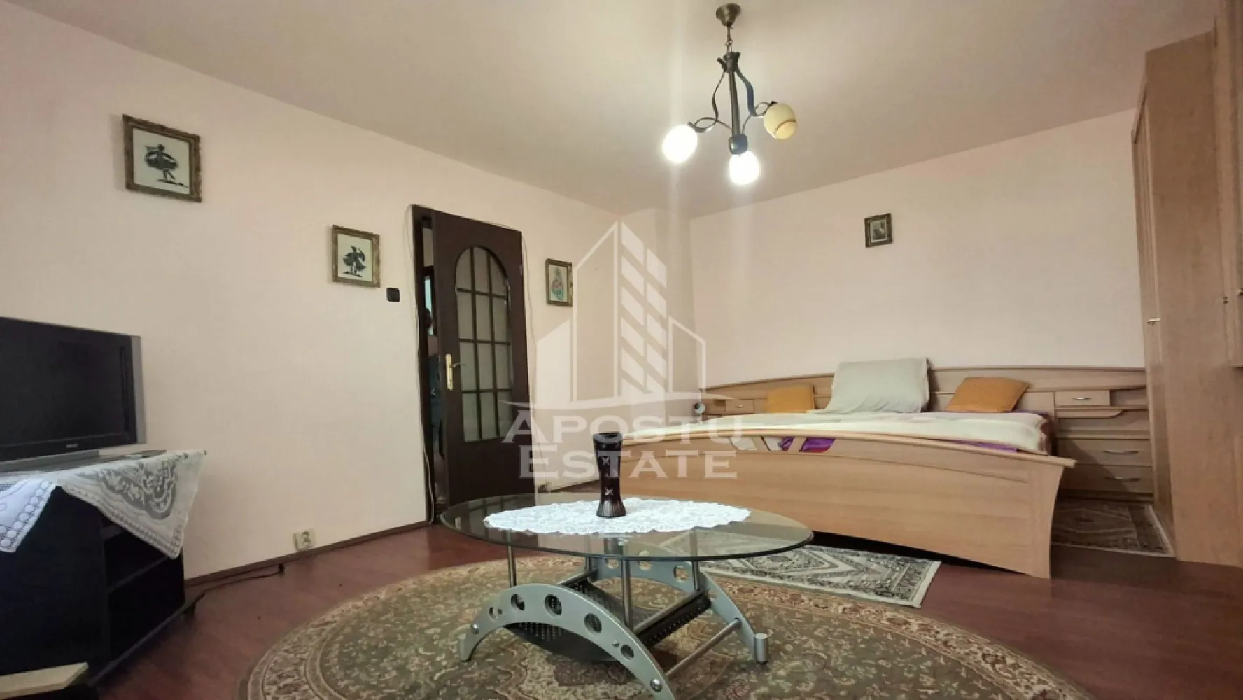 Apartament 1 camera, 57 mp, decomandat, parter, Alfa - Apostu Estate va propune spre inchiriere un apartament cu 1 camera, decomandat, situat la parter, in cartierul Alfa, o zona apreciata pentru accesibilitate, liniste si proximitatea fata de punctele de interes ale orasului.

Cu o suprafata generoasa de 57 mp, locuinta ofera un spatiu amplu si bine compartimentat, ideal pentru o persoana sau un cuplu care isi doreste confort si functionalitate. Compartimentarea decomandata asigura intimitate si o organizare eficienta a spatiului, oferind un plus de confort in viata de zi cu zi.

Apartamentul beneficiaza de tamplarie PVC, usa metalica la intrare, usi interioare din MDF si sistem de incalzire proprie, asigurand eficienta termica si siguranta sporita. Imobilul este prevazut cu acoperis din tigla, un avantaj important pentru durabilitate si protectie.

Proprietatea se inchiriaza pe o perioada minima de 1 an, fiind potrivita pentru cei care cauta stabilitate si un camin primitor intr-o zona bine conectata la mijloace de transport, magazine si alte facilitati urbane.

Pentru mai multe informatii si programarea unei vizionari, echipa Apostu Estate va sta la dispozitie.
ID: CP3176427