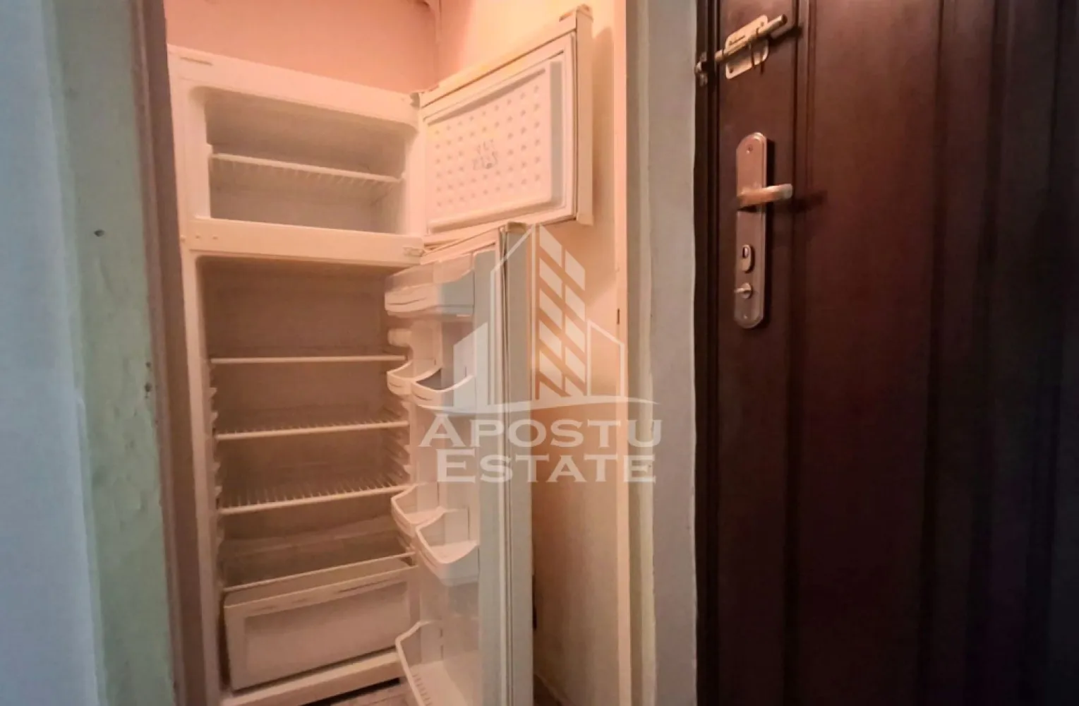 Apartament 1 camera, 57 mp, decomandat, parter, Alfa - Apostu Estate va propune spre inchiriere un apartament cu 1 camera, decomandat, situat la parter, in cartierul Alfa, o zona apreciata pentru accesibilitate, liniste si proximitatea fata de punctele de interes ale orasului.

Cu o suprafata generoasa de 57 mp, locuinta ofera un spatiu amplu si bine compartimentat, ideal pentru o persoana sau un cuplu care isi doreste confort si functionalitate. Compartimentarea decomandata asigura intimitate si o organizare eficienta a spatiului, oferind un plus de confort in viata de zi cu zi.

Apartamentul beneficiaza de tamplarie PVC, usa metalica la intrare, usi interioare din MDF si sistem de incalzire proprie, asigurand eficienta termica si siguranta sporita. Imobilul este prevazut cu acoperis din tigla, un avantaj important pentru durabilitate si protectie.

Proprietatea se inchiriaza pe o perioada minima de 1 an, fiind potrivita pentru cei care cauta stabilitate si un camin primitor intr-o zona bine conectata la mijloace de transport, magazine si alte facilitati urbane.

Pentru mai multe informatii si programarea unei vizionari, echipa Apostu Estate va sta la dispozitie.
ID: CP3176427