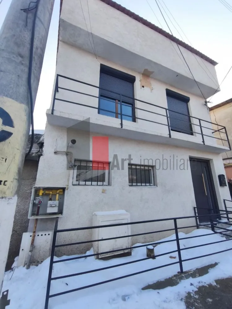 Casa Vanzare Giulesti 4 camere - Casă de vânzare – elegantă, confortabilă şi imediat mutabilă fara curte.

O oportunitate rară pentru cei ce caută nu doar un simplu loc de locuit, ci o casă în care să pășești şi să te simți „acasă” din prima zi:

 Caracteristici principale

Construcție din 2010, solidă și bine întreținută

Amprentă la sol: 75 mp, suprafață totală: 150 mp (excluzând curtea) 
Fără curte

 Compartimentare inteligentă

Parter: bucătărie luminoasă, hol primitor, baie modernă, living aerisit + dormitor

Etajul 1: living de zi, baie, dormitor mare + dressing generos

Etajul 2: spațiu open-air – terasă + pod extins, ideal pentru relaxare sau hobby

 Extra-dotări & avantaje

Centrală termică proprie – încălzire eficientă și costuri controlabile

Toate utilitățile sunt conectate și funcționale

Se vinde parțial mobilată, exact cum se vede în fotografii – pentru cei care vor să se mute fără griji suplimentare

Actele proprietății sunt la zi – tranzacție rapidă, legală și sigură

 Cine se potriveşte acestei case?

Perfectă pentru familie, cu stil, care îşi doreşte spaţiu, lumină naturală şi funcţionalitate. Ideală dacă vrei să te muți fără complicații, cu tot ce îți trebuie pregătit deja.

Pentru detalii despre preț, vizionare sau fotografii adiționale, te rog să mă contactezi.
 Gata de vânzare – gata să devină “acasă” pentru tine.