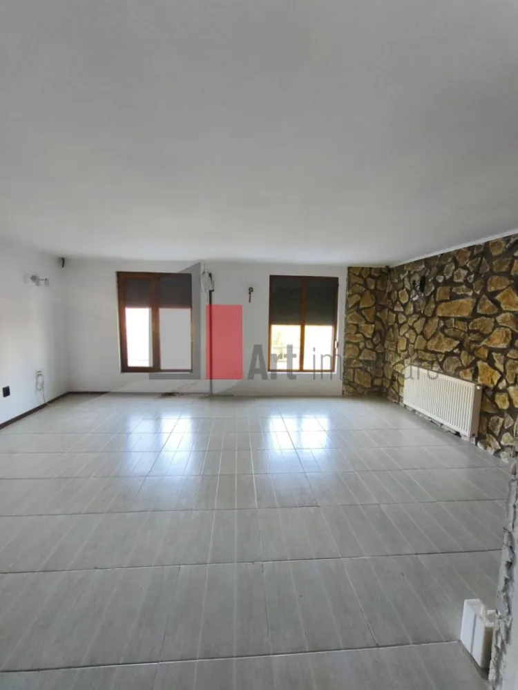 Casa Vanzare Giulesti 4 camere - Casă de vânzare – elegantă, confortabilă şi imediat mutabilă fara curte.

O oportunitate rară pentru cei ce caută nu doar un simplu loc de locuit, ci o casă în care să pășești şi să te simți „acasă” din prima zi:

 Caracteristici principale

Construcție din 2010, solidă și bine întreținută

Amprentă la sol: 75 mp, suprafață totală: 150 mp (excluzând curtea) 
Fără curte

 Compartimentare inteligentă

Parter: bucătărie luminoasă, hol primitor, baie modernă, living aerisit + dormitor

Etajul 1: living de zi, baie, dormitor mare + dressing generos

Etajul 2: spațiu open-air – terasă + pod extins, ideal pentru relaxare sau hobby

 Extra-dotări & avantaje

Centrală termică proprie – încălzire eficientă și costuri controlabile

Toate utilitățile sunt conectate și funcționale

Se vinde parțial mobilată, exact cum se vede în fotografii – pentru cei care vor să se mute fără griji suplimentare

Actele proprietății sunt la zi – tranzacție rapidă, legală și sigură

 Cine se potriveşte acestei case?

Perfectă pentru familie, cu stil, care îşi doreşte spaţiu, lumină naturală şi funcţionalitate. Ideală dacă vrei să te muți fără complicații, cu tot ce îți trebuie pregătit deja.

Pentru detalii despre preț, vizionare sau fotografii adiționale, te rog să mă contactezi.
 Gata de vânzare – gata să devină “acasă” pentru tine.