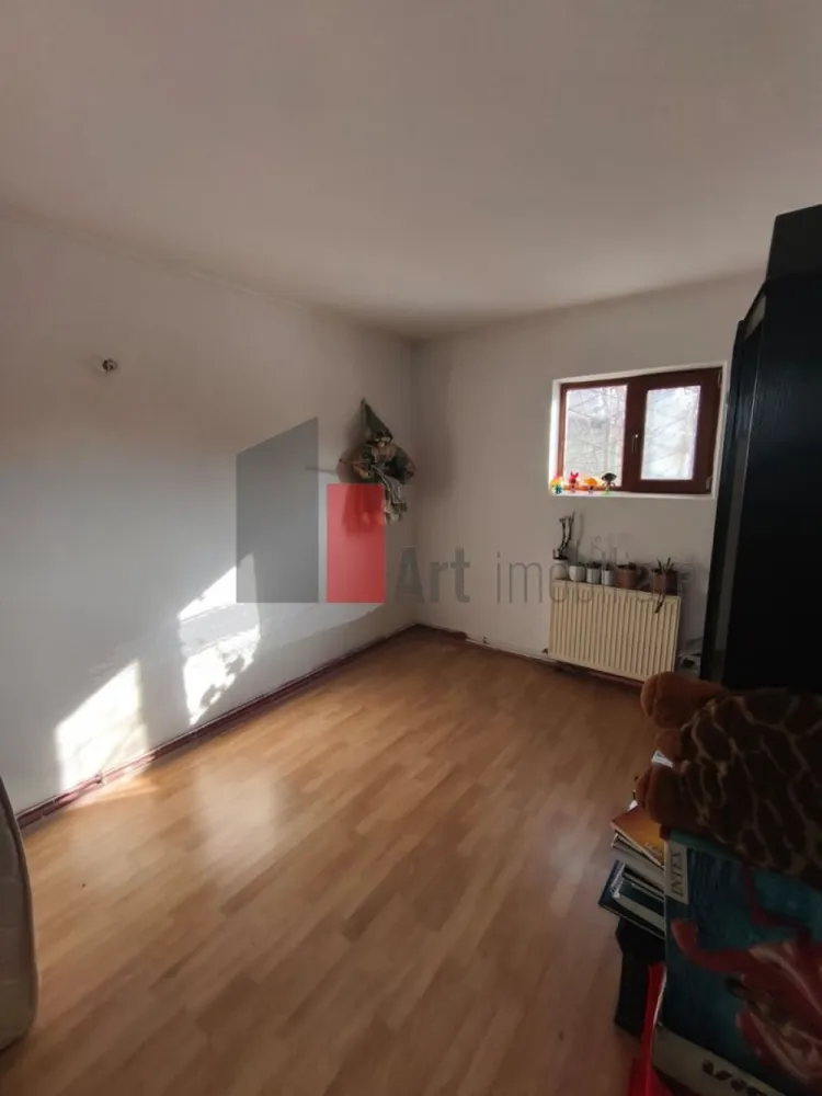 Casa Vanzare Giulesti 4 camere - Casă de vânzare – elegantă, confortabilă şi imediat mutabilă fara curte.

O oportunitate rară pentru cei ce caută nu doar un simplu loc de locuit, ci o casă în care să pășești şi să te simți „acasă” din prima zi:

 Caracteristici principale

Construcție din 2010, solidă și bine întreținută

Amprentă la sol: 75 mp, suprafață totală: 150 mp (excluzând curtea) 
Fără curte

 Compartimentare inteligentă

Parter: bucătărie luminoasă, hol primitor, baie modernă, living aerisit + dormitor

Etajul 1: living de zi, baie, dormitor mare + dressing generos

Etajul 2: spațiu open-air – terasă + pod extins, ideal pentru relaxare sau hobby

 Extra-dotări & avantaje

Centrală termică proprie – încălzire eficientă și costuri controlabile

Toate utilitățile sunt conectate și funcționale

Se vinde parțial mobilată, exact cum se vede în fotografii – pentru cei care vor să se mute fără griji suplimentare

Actele proprietății sunt la zi – tranzacție rapidă, legală și sigură

 Cine se potriveşte acestei case?

Perfectă pentru familie, cu stil, care îşi doreşte spaţiu, lumină naturală şi funcţionalitate. Ideală dacă vrei să te muți fără complicații, cu tot ce îți trebuie pregătit deja.

Pentru detalii despre preț, vizionare sau fotografii adiționale, te rog să mă contactezi.
 Gata de vânzare – gata să devină “acasă” pentru tine.