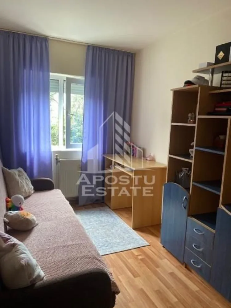 Apartament 3 camere de inchiriat,decomandat,Zona Lipovei , Timisoara - Agentia imobiliara APOSTU ESTATE va propune spre inchiriere un apartament cu 3 camere, spatios si luminos, situat in zona Lipovei , o zona linistita si bine pozitionata din Timisoara, potrivit pentru cupluri,familii, sau studenti care isi doresc o locuinta unde sa se simta confortabil si cu acces facil catre scoli, statii de autobuz, supermarketuri , magazine de zona, parcuri.

Suprafata utila: 55 mp
Compartimentare eficienta:
-Hol de acces generos
-Bucatarie complet mobilata si utilata, cu loc de luat masa
-Living luminos si spatios
-Dormitor mobilat si utilat
 -Dormitor secundar mobilat 
-Baie prevazuta cu cada

Confort si facilitati:
-Incalzirea apartamentului: centrala proprie
-Apartamentul este complet mobilat si utilat
-Se accepta animale de talie mica de catre proprietar

Localizare:
-Timis,Timisoara, zona Lipovei – acces facil spre magazine, supermarketul Lidl, scoli, parcuri si mijloace de transport in comun.

Ideal pentru:
-Familii
-Cupluri
-Studenti
Pret chirie lunara: 400 euro ( usor negociabil)
Programeaza o vizionare pentru a-ti putea imagina viitorul aici!
ID intern: CP3178159