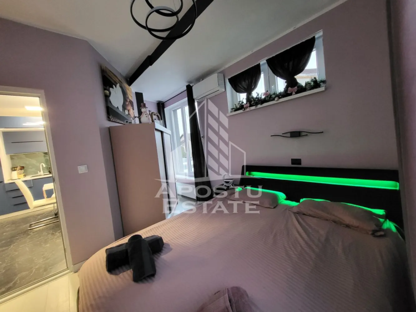 Apartament de lux, 2 camere, intr-un imobil tip vila, Deva - Agentia imobiliara Apostu Estate va propune spre vanzare, in Reprezentare Exclusiva si comision 0% pentru cumparator, un apartament de lux cu 2 camere, intr-un imobil tip vila, P+E+M, aflat in judetul Hunedoara, pe strada Luceafarului din Deva.

Suprafata utila de 40mp este compartimentata astfel:
Etaj 1: 
- 1 dormitor
- 1 living open-space cu bucataria
- 1 baie
- 1 hol de acces
- acces la 1 terasa de 3.6mp,

Confortul termic este asigurat prin centrala termica electrica si este sustinut de sistemul de climatizare cu functionalitate multisplit.
Exista posibilitatea racordarii la reteauta de gaze.

Constructia a fost ridicata in anul 2020, insa a fost refinisata complet in anul 2025. Materialele folosite sunt de calitate superioara si va invitam sa va convingeti singuri de acest aspect. Designul este unul de lux, oferind un confort sporit si un stil de viata deosebit!

Proprietatea beneficiaza de 1 loc de parcare.

Zona este una foarte cautata in randul Devenilor, oferind acces facil catre orice punct cu interes major din oras, magazine, statiile mijloacelor de transport in comun si la 2 minute de mers pe jos fata de Scoala Generala nr. 5, cat si gradinita nr. 7.

Curte interioara privata.

Nu ezitati sa ne contactati pentru stabilirea unei vizionari sau alte detalii suplimentare.

ID intern: CP2925659