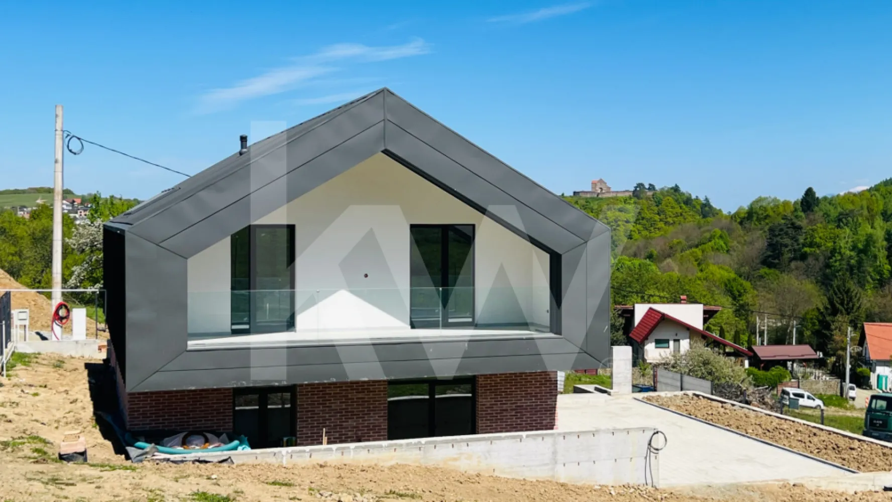 Casă arhitectură modernă cu panoramă spre Munții Făgăraș și Cetatea Cisnădioara