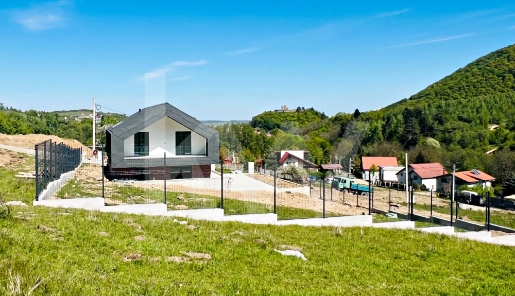 Casă arhitectură modernă cu panoramă spre Munții Făgăraș și Cetatea Cisnădioara