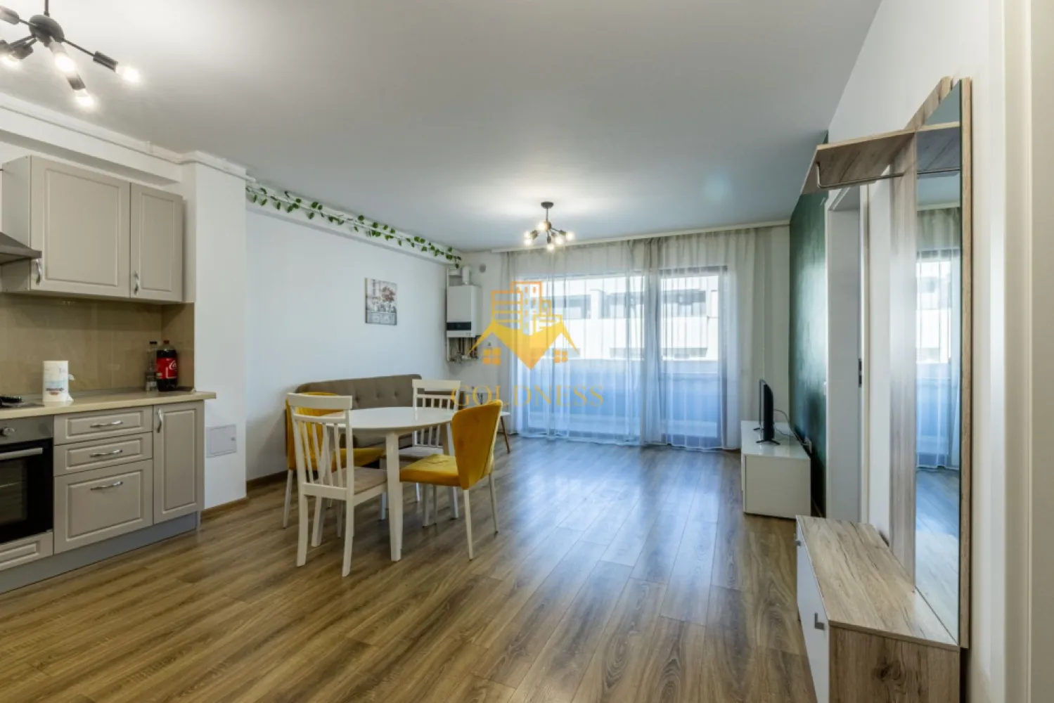 2 camere, open space, modern, Europa, Complex Luminia, Eugen Ionesco - GOLDNESS Imobiliare vă propune spre închiriere un apartament cu 2 camere complet mobilat și utilat, la etajul 4 într-un imobil de 5 etaje, în cartierul Europa. Apartamentul este compartimentat astfel:
 - dormitor cu pat matrimonial, dulap pentru haine, noptiere
 - living cu bucatarie open-space complet utilată, canapea extensibla, loc de servit masa 
 - baie cu cada, calorifer port prosop inox și dulap pentru depozitare.
 - terasa de 11 mp.

Imobilul este dotat cu toate cele necesare- centrală proprie, mașină de spălat haine, frigider, plită electrică, hotă, etc. 
Se află în apropierea stațiilor de transport în comun, magazine, restaurante, spații verzi, farmacii, etc. 
Posibilitate de parcare in zona!

Dacă sunteți interesați de acest apartament și doriți să îl vizionați, dar și pentru alte oferte sau detalii nu ezitați să ne contactați telefonic sau prin e-mail - goldnessimobiliare@gmail.com. Vă stăm la dispoziție!