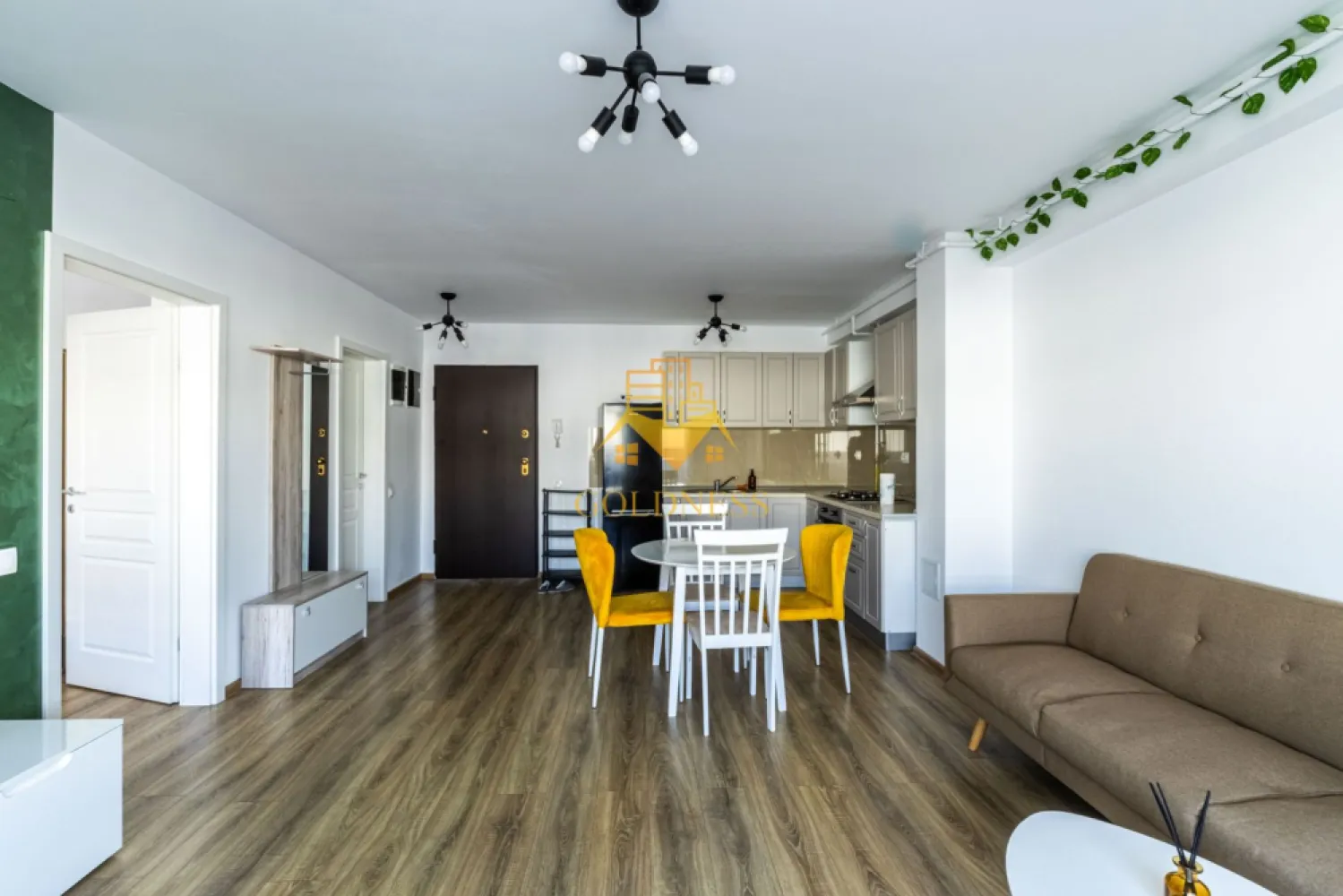 2 camere, open space, modern, Europa, Complex Luminia, Eugen Ionesco - GOLDNESS Imobiliare vă propune spre închiriere un apartament cu 2 camere complet mobilat și utilat, la etajul 4 într-un imobil de 5 etaje, în cartierul Europa. Apartamentul este compartimentat astfel:
 - dormitor cu pat matrimonial, dulap pentru haine, noptiere
 - living cu bucatarie open-space complet utilată, canapea extensibla, loc de servit masa 
 - baie cu cada, calorifer port prosop inox și dulap pentru depozitare.
 - terasa de 11 mp.

Imobilul este dotat cu toate cele necesare- centrală proprie, mașină de spălat haine, frigider, plită electrică, hotă, etc. 
Se află în apropierea stațiilor de transport în comun, magazine, restaurante, spații verzi, farmacii, etc. 
Posibilitate de parcare in zona!

Dacă sunteți interesați de acest apartament și doriți să îl vizionați, dar și pentru alte oferte sau detalii nu ezitați să ne contactați telefonic sau prin e-mail - goldnessimobiliare@gmail.com. Vă stăm la dispoziție!