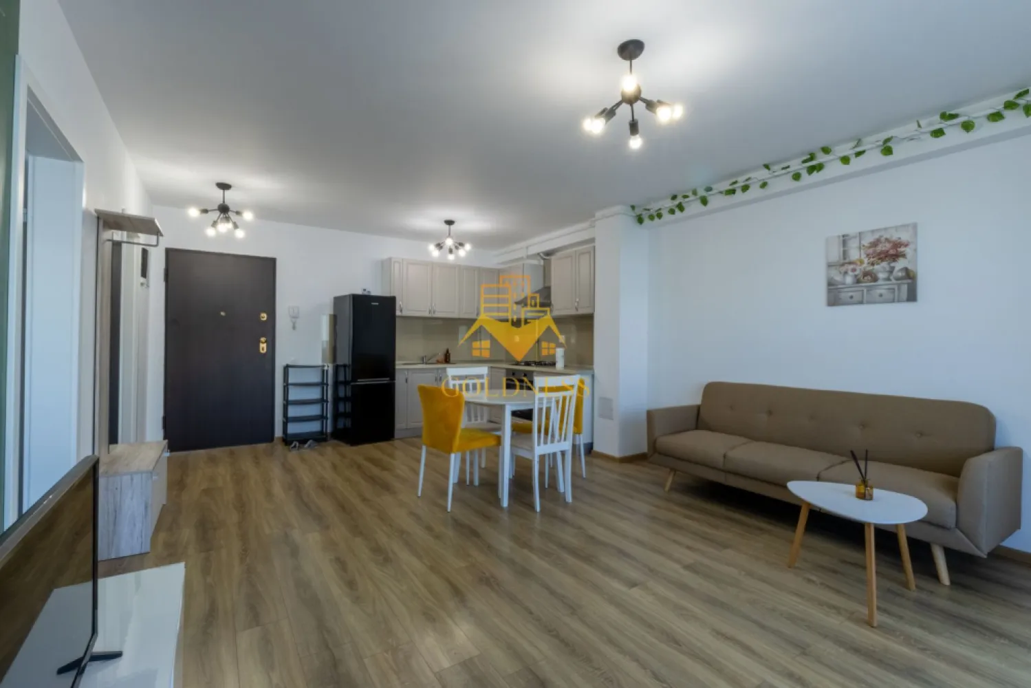 2 camere, open space, modern, Europa, Complex Luminia, Eugen Ionesco - GOLDNESS Imobiliare vă propune spre închiriere un apartament cu 2 camere complet mobilat și utilat, la etajul 4 într-un imobil de 5 etaje, în cartierul Europa. Apartamentul este compartimentat astfel:
 - dormitor cu pat matrimonial, dulap pentru haine, noptiere
 - living cu bucatarie open-space complet utilată, canapea extensibla, loc de servit masa 
 - baie cu cada, calorifer port prosop inox și dulap pentru depozitare.
 - terasa de 11 mp.

Imobilul este dotat cu toate cele necesare- centrală proprie, mașină de spălat haine, frigider, plită electrică, hotă, etc. 
Se află în apropierea stațiilor de transport în comun, magazine, restaurante, spații verzi, farmacii, etc. 
Posibilitate de parcare in zona!

Dacă sunteți interesați de acest apartament și doriți să îl vizionați, dar și pentru alte oferte sau detalii nu ezitați să ne contactați telefonic sau prin e-mail - goldnessimobiliare@gmail.com. Vă stăm la dispoziție!