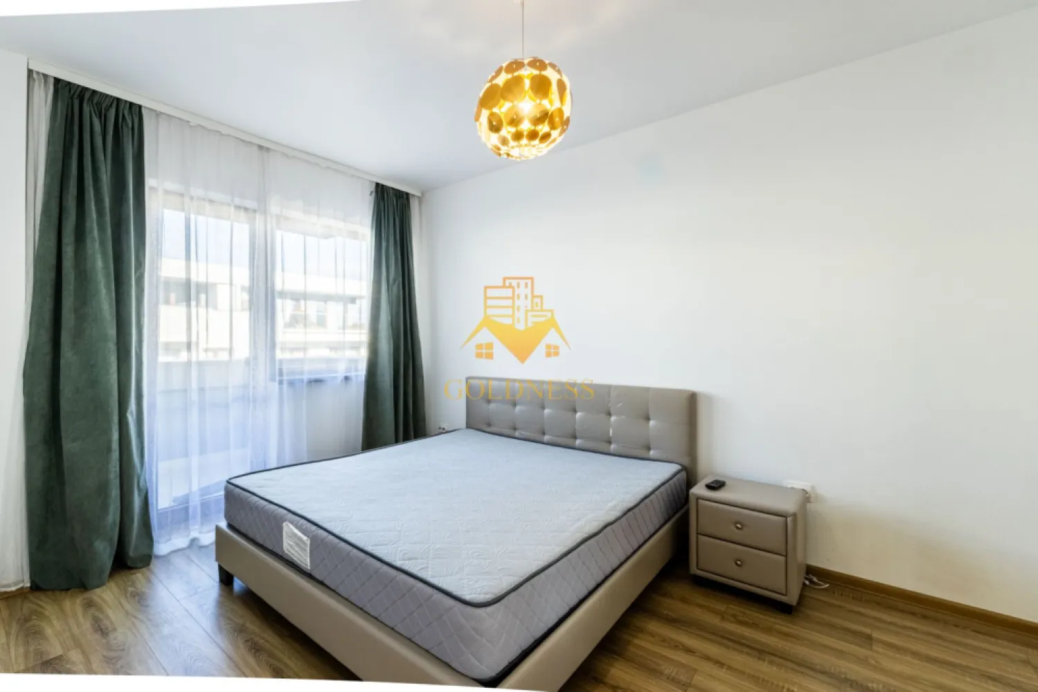 2 camere, open space, modern, Europa, Complex Luminia, Eugen Ionesco - GOLDNESS Imobiliare vă propune spre închiriere un apartament cu 2 camere complet mobilat și utilat, la etajul 4 într-un imobil de 5 etaje, în cartierul Europa. Apartamentul este compartimentat astfel:
 - dormitor cu pat matrimonial, dulap pentru haine, noptiere
 - living cu bucatarie open-space complet utilată, canapea extensibla, loc de servit masa 
 - baie cu cada, calorifer port prosop inox și dulap pentru depozitare.
 - terasa de 11 mp.

Imobilul este dotat cu toate cele necesare- centrală proprie, mașină de spălat haine, frigider, plită electrică, hotă, etc. 
Se află în apropierea stațiilor de transport în comun, magazine, restaurante, spații verzi, farmacii, etc. 
Posibilitate de parcare in zona!

Dacă sunteți interesați de acest apartament și doriți să îl vizionați, dar și pentru alte oferte sau detalii nu ezitați să ne contactați telefonic sau prin e-mail - goldnessimobiliare@gmail.com. Vă stăm la dispoziție!