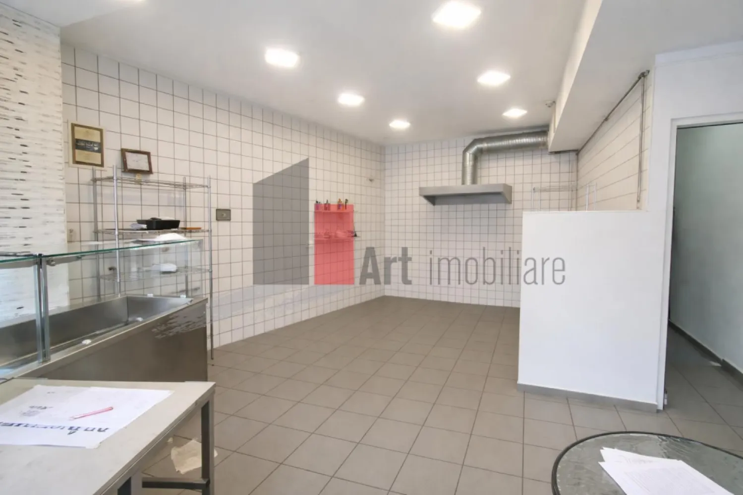 Spatiu comercial de inchiriat (Horeca) in zona Cotroceni - DE ÎNCHIRIAT – SPAȚIU COMERCIAL PREMIUM | ȘOSEAUA COTROCENI | VAD COMERCIAL EXCELENT | POTENȚIAL HORECA

Oferim spre închiriere un spațiu comercial amplasat stradal pe Șoseaua Cotroceni, într-una dintre cele mai active și apreciate zone din București, cu trafic pietonal intens și expunere foarte bună.

Poziționarea excelentă și mixul puternic de servicii medicale, educaționale și comerciale din imediata vecinătate recomandă proprietatea pentru activități HoReCa, cafenea, bistro, patiserie, cofetărie, showroom, magazin specializat, cabinet medical, farmacie, laborator, centru de servicii sau alte activități comerciale.

SUPRAFEȚE

Parter: aproximativ 35 mp
Demisol: aproximativ 22 mp
Suprafață totală utilă: aproximativ 57 mp

DOTĂRI ȘI UTILITĂȚI

Curent trifazic
Gaz
Centrală termică proprie
Aer condiționat
Apă curentă și sistem de canalizare
Două sifoane de pardoseală
Tubulatură existentă
Spațiu de depozitare la demisol
Toate utilitățile funcționale
Acte complete și înregistrare ca spațiu comercial

PUNCTE FORTE ALE LOCAȚIEI

Amplasare stradală pe Șoseaua Cotroceni
Trafic pietonal constant pe tot parcursul zilei
Vizibilitate foarte bună
Zonă cu putere mare de cumpărare
Acces facil către toate zonele orașului
Stații STB în imediata apropiere
La aproximativ 20 metri de Clinica Regina Maria
În proximitatea Grădinii Botanice
Aproape de Universitatea Națională de Educație Fizică și Sport
În apropierea Universității de Medicină și Farmacie Carol Davila
Vecinătăți cu numeroase clinici, cabinete medicale și centre de sănătate
Aproape de TED Med și alte unități medicale private
Flux constant de studenți, cadre medicale, pacienți și rezidenți ai zonei

RECOMANDAT PENTRU

Cafenea
Coffee to go
Bistro
Patiserie
Cofetărie
Gelaterie
Fast casual
Magazin alimentar premium
Farmacie
Cabinet medical
Laborator analize
Showroom
Magazin specializat
Birou cu activitate comercială
Centru de servicii

CONDIȚII DE ÎNCHIRIERE

Spațiul se predă liber, fără mobilier sau echipamente
Se solicită 1 lună chirie + 1 lună garanție
Comision agenție
Disponibil imediat

Spațiul se află în prezent în proces de eliberare urmând să fie predat complet liber de mobilier, echipamente și obiecte aparținând actualului ocupant.

Pentru a oferi o imagine cât mai clară asupra potențialului proprietății, fotografiile au fost prezentate și organizate astfel încât să reflecte cât mai fidel compartimentarea, suprafața utilă și posibilitățile de amenajare ale spațiului după finalizarea procesului de eliberare și igienizare.

Datorită amplasării stradale, a fluxului constant de pietoni și a proximității față de importante centre medicale, universități, instituții publice și zone rezidențiale premium, spațiul beneficiază de un potențial comercial remarcabil și de o vizibilitate excelentă pentru orice tip de afacere orientată către public.

Pentru informații suplimentare, schiță, vizionări și condiții contractuale, vă stăm la dispoziție.