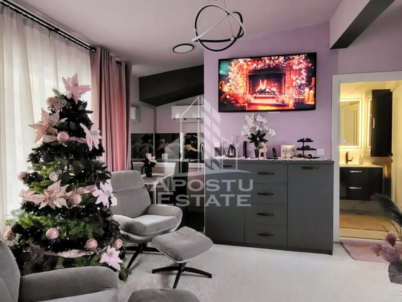 Apartament de lux, 1 camera tip studio, intr-un imobil tip vila, Deva - Agentia imobiliara Apostu Estate va propune spre vanzare, in Reprezentare Exclusiva si comision 0% pentru cumparator, un apartament de lux cu 1 camera tip studio, intr-un imobil tip vila, P+E+M, aflat in judetul Hunedoara, pe strada Luceafarului din Deva.

Suprafata utila de 30mp este compartimentata astfel:
Mansarda inalta:
- 1 dormitor
- 1 living open-space cu bucataria
- 1 baie
- 1 hol de acces
- 1 terasa de 6,95mp,

Confortul termic este asigurat prin centrala termica electrica si este sustinut de sistemul de climatizare cu functionalitate multisplit.
Exista posibilitatea racordarii la reteauta de gaze.

Constructia a fost ridicata in anul 2020, insa a fost refinisata complet in anul 2025. Materialele folosite sunt de calitate superioara si va invitam sa va convingeti singuri de acest aspect. Designul este unul de lux, oferind un confort sporit si un stil de viata deosebit!

Proprietatea beneficiaza de 1 loc de parcare.

Zona este una foarte cautata in randul Devenilor, oferind acces facil catre orice punct cu interes major din oras, magazine, statiile mijloacelor de transport in comun si la 2 minute de mers pe jos fata de Scoala Generala nr. 5, cat si gradinita nr. 7.

Acces la curte interioara privata, cu inca 1 apartament.

Oferim consultanta gratuita cu privire la obtinerea creditelor bancare pentru achizitii imobiliare.

Nu ezitati sa ne contactati pentru stabilirea unei vizionari sau alte detalii suplimentare.

ID intern: CP2925659