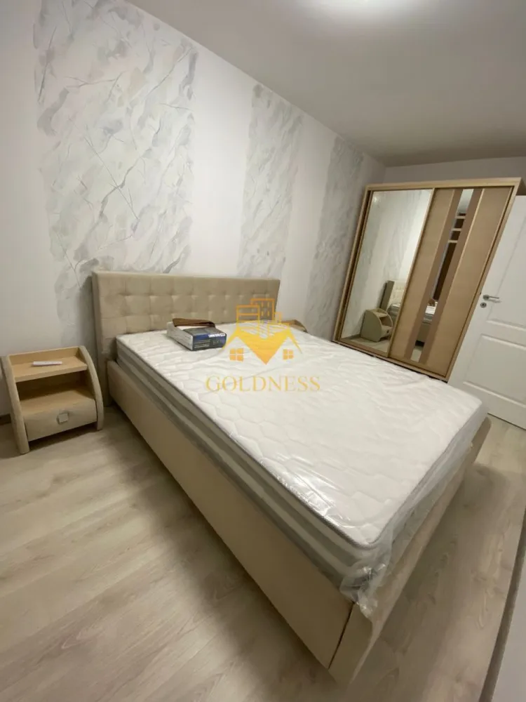 3 camere, modern, bloc nou, parcare, Floresti Zona BMW, Avram Iancu - GOLDNESS Imobiliare vă propune spre închiriere un apartament cu 3 camere complet mobilat și utilat, la etajul 3 într-un imobil de 7 etaje, în Floresti.
Dispune de loc de parcare subterana inclusa in pret!
Se află în apropierea stațiilor de transport în comun, magazine, restaurante, spații verzi, farmacii, etc. 

Apartamentul este compartimentat astfel:
 - dormitor cu pat matrimonial, dressing, noptiere
 - dormitor cu pat matrimonial, dulap pentru haine, noptiere
 - living cu bucatarie open space complet utilată și mobilată, canapea extensibilă, loc de servit masa 
 - baie cu cabina de dus, calorifer port prosop și dulap pentru depozitare.
 - terasa de 10 mp.

Imobilul este dotat cu toate cele necesare- centrală proprie, frigider, aragaz, hotă, mașină de spălat haine, etc. 

Dacă sunteți interesați de acest apartament și doriți să îl vizionați, dar și pentru alte oferte nu ezitați să ne contactați telefonic sau prin e-mail. Vă stăm la dispoziție!
Pentru intermediere se percepe un comision de 50% din prețul chiriei!