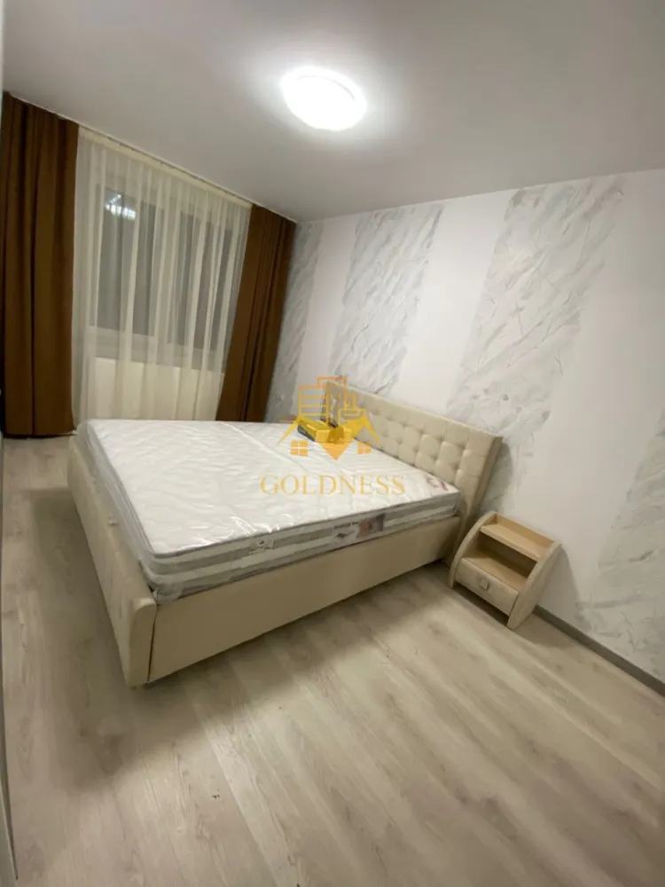 3 camere, modern, bloc nou, parcare, Floresti Zona BMW, Avram Iancu - GOLDNESS Imobiliare vă propune spre închiriere un apartament cu 3 camere complet mobilat și utilat, la etajul 3 într-un imobil de 7 etaje, în Floresti.
Dispune de loc de parcare subterana inclusa in pret!
Se află în apropierea stațiilor de transport în comun, magazine, restaurante, spații verzi, farmacii, etc. 

Apartamentul este compartimentat astfel:
 - dormitor cu pat matrimonial, dressing, noptiere
 - dormitor cu pat matrimonial, dulap pentru haine, noptiere
 - living cu bucatarie open space complet utilată și mobilată, canapea extensibilă, loc de servit masa 
 - baie cu cabina de dus, calorifer port prosop și dulap pentru depozitare.
 - terasa de 10 mp.

Imobilul este dotat cu toate cele necesare- centrală proprie, frigider, aragaz, hotă, mașină de spălat haine, etc. 

Dacă sunteți interesați de acest apartament și doriți să îl vizionați, dar și pentru alte oferte nu ezitați să ne contactați telefonic sau prin e-mail. Vă stăm la dispoziție!
Pentru intermediere se percepe un comision de 50% din prețul chiriei!