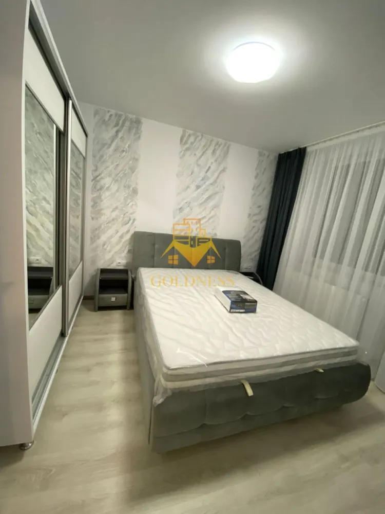 3 camere, modern, bloc nou, parcare, Floresti Zona BMW, Avram Iancu - GOLDNESS Imobiliare vă propune spre închiriere un apartament cu 3 camere complet mobilat și utilat, la etajul 3 într-un imobil de 7 etaje, în Floresti.
Dispune de loc de parcare subterana inclusa in pret!
Se află în apropierea stațiilor de transport în comun, magazine, restaurante, spații verzi, farmacii, etc. 

Apartamentul este compartimentat astfel:
 - dormitor cu pat matrimonial, dressing, noptiere
 - dormitor cu pat matrimonial, dulap pentru haine, noptiere
 - living cu bucatarie open space complet utilată și mobilată, canapea extensibilă, loc de servit masa 
 - baie cu cabina de dus, calorifer port prosop și dulap pentru depozitare.
 - terasa de 10 mp.

Imobilul este dotat cu toate cele necesare- centrală proprie, frigider, aragaz, hotă, mașină de spălat haine, etc. 

Dacă sunteți interesați de acest apartament și doriți să îl vizionați, dar și pentru alte oferte nu ezitați să ne contactați telefonic sau prin e-mail. Vă stăm la dispoziție!
Pentru intermediere se percepe un comision de 50% din prețul chiriei!