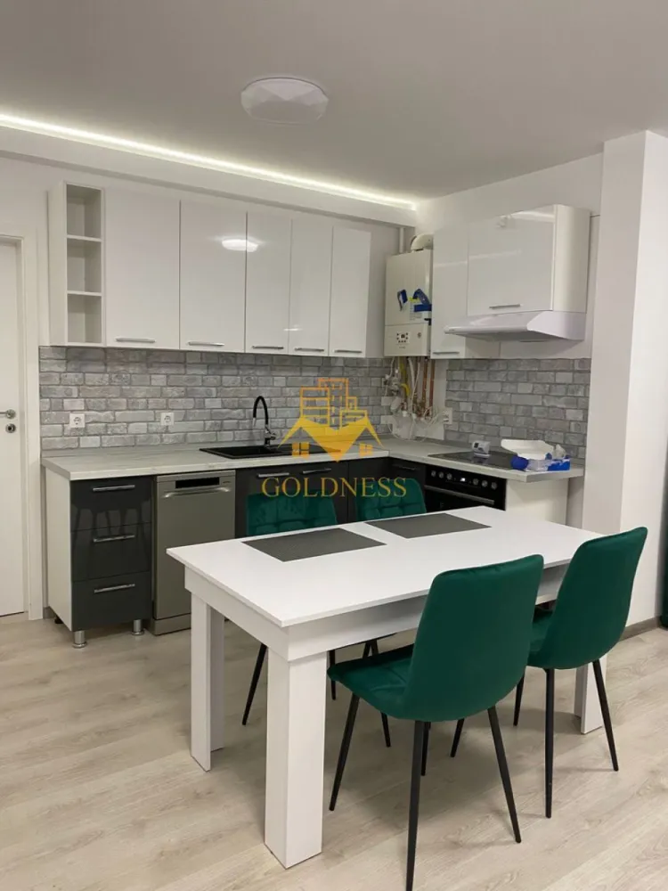 3 camere, modern, bloc nou, parcare, Floresti Zona BMW, Avram Iancu - GOLDNESS Imobiliare vă propune spre închiriere un apartament cu 3 camere complet mobilat și utilat, la etajul 3 într-un imobil de 7 etaje, în Floresti.
Dispune de loc de parcare subterana inclusa in pret!
Se află în apropierea stațiilor de transport în comun, magazine, restaurante, spații verzi, farmacii, etc. 

Apartamentul este compartimentat astfel:
 - dormitor cu pat matrimonial, dressing, noptiere
 - dormitor cu pat matrimonial, dulap pentru haine, noptiere
 - living cu bucatarie open space complet utilată și mobilată, canapea extensibilă, loc de servit masa 
 - baie cu cabina de dus, calorifer port prosop și dulap pentru depozitare.
 - terasa de 10 mp.

Imobilul este dotat cu toate cele necesare- centrală proprie, frigider, aragaz, hotă, mașină de spălat haine, etc. 

Dacă sunteți interesați de acest apartament și doriți să îl vizionați, dar și pentru alte oferte nu ezitați să ne contactați telefonic sau prin e-mail. Vă stăm la dispoziție!
Pentru intermediere se percepe un comision de 50% din prețul chiriei!