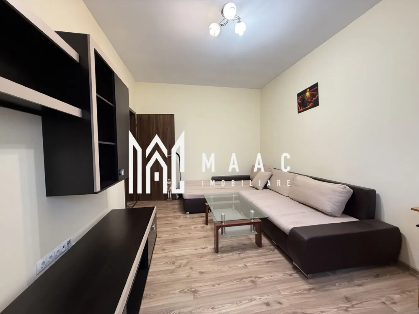 Aparament 2 camere I Decomandat I Etaj 3 I Parcare I Balcon - Va propunem spre inchiriere un apartament de 2 camere decomandat situat la etajul 3 al unui imobil din zona Kogalniceanu - Turnisor.

Locuinta cuprinde: hol intrare, living, dormitor,bucatarie,baie, balcon.

Aferent: loc de parcare.

Nu se accepta animale de companie.

Se percepe garantie in cuantumul unei chirii lunare.

Se inchiriaza pe termen lung.

Zona linistita cu acces rapid la centre comerciale, de invatamant, de agrement. 

Pentru mai multe detalii precizati telefonic ca ati vizionat anuntul cu ID: CP3177970
