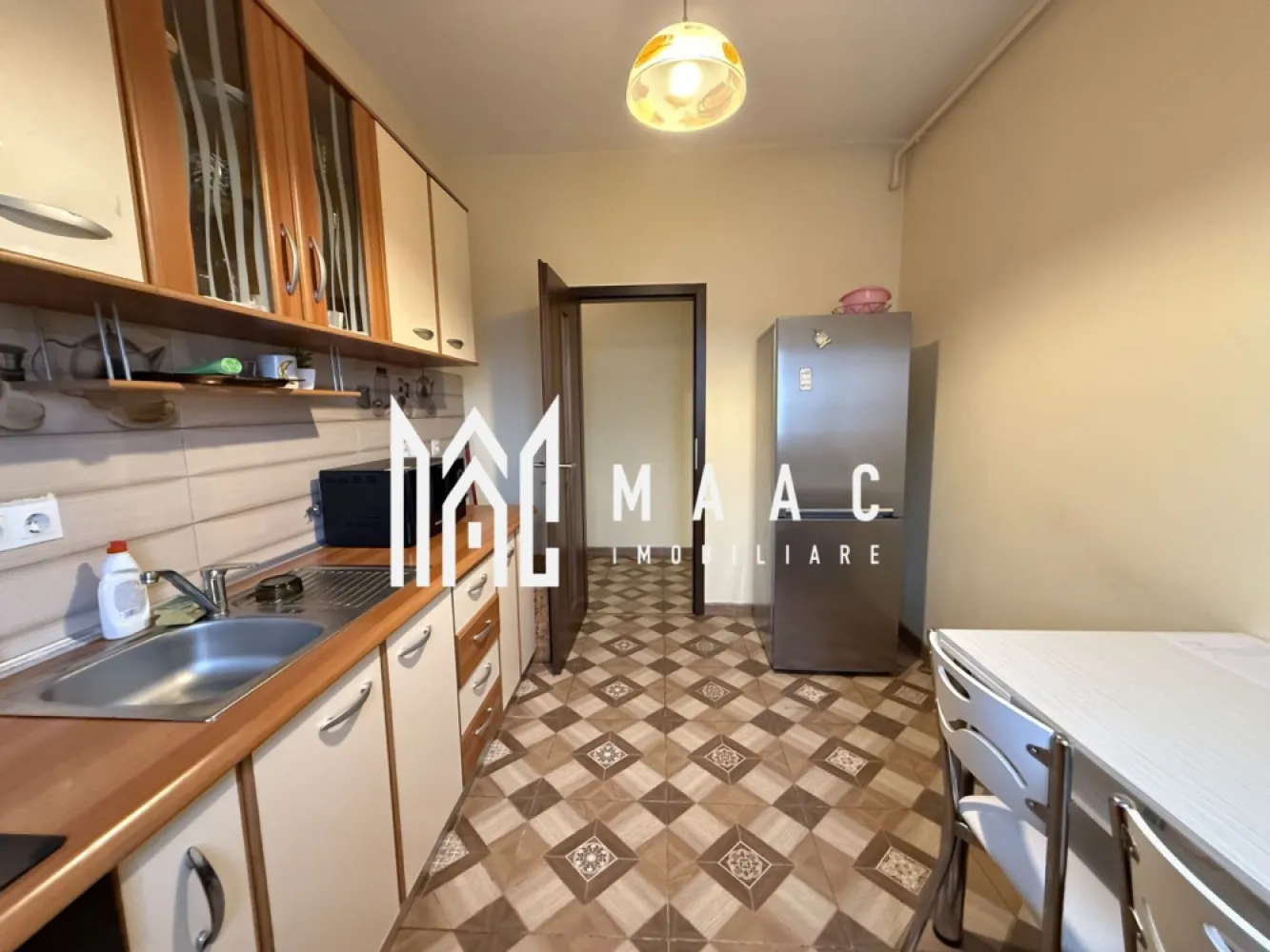 Aparament 2 camere I Decomandat I Etaj 3 I Parcare I Balcon - Va propunem spre inchiriere un apartament de 2 camere decomandat situat la etajul 3 al unui imobil din zona Kogalniceanu - Turnisor.

Locuinta cuprinde: hol intrare, living, dormitor,bucatarie,baie, balcon.

Aferent: loc de parcare.

Nu se accepta animale de companie.

Se percepe garantie in cuantumul unei chirii lunare.

Se inchiriaza pe termen lung.

Zona linistita cu acces rapid la centre comerciale, de invatamant, de agrement. 

Pentru mai multe detalii precizati telefonic ca ati vizionat anuntul cu ID: CP3177970