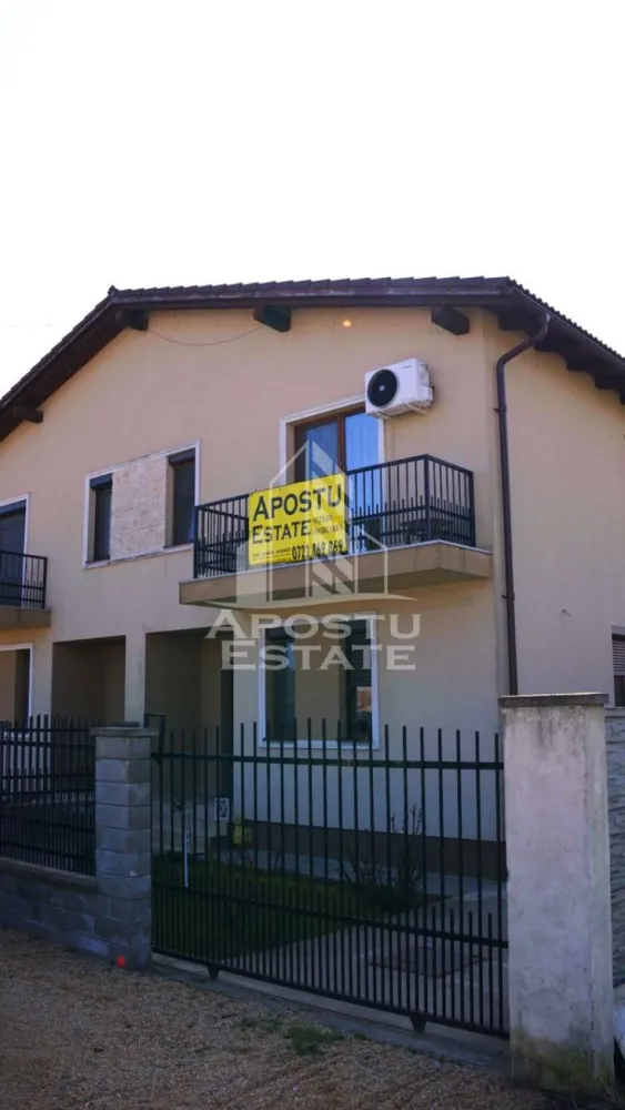 Duplex in exclusivitate in Mosnita Veche cu 4 camere si 3 bai - Apostu Estate va ofera spre vanzare Duplex in Mosnita Veche situat in pozitie buna ,in apropiere de mijloace de transport in comun,magazine,zona asfaltata .
Constructie 2018 din caramida ,regim de inaltime P-M-POD, cu suprafata utila de 117 mp si teren de 328 mp.
Incalzirea se realizeaza prin intermediul centralei pe gaz prin calorifere.
Tamplarie din geam Termopan.
Izolatie exterioara de 10 cm cu eps 80.
Curtea dispune de casuta pentru depozitare,alei pavate,gard de delimitare.Gradina amenajata cu pomi fructiferi si arbusti ornamentali.
Casa se vinde complet mobilata si partial utilata.
Ca dotari mai avem aer aconditionat in living si in ambele dormitoare de sus.
Compartimentare:
Parter;
-hol de acces
-terasa acoperita
-1 dormitor
-baie 
-living open space cu bucataria
-loc de depozitare
Etaj:
-hol de acces
-dormitor matrimonial cu baie proprie si balcon
-dormitor secundar cu dressing ,baie proprie si balcon 
Se accepta variante de creditare,cu orice informatii va stam la dispozitie telefonic!
 Va asteptam cu drag la o vizionare!