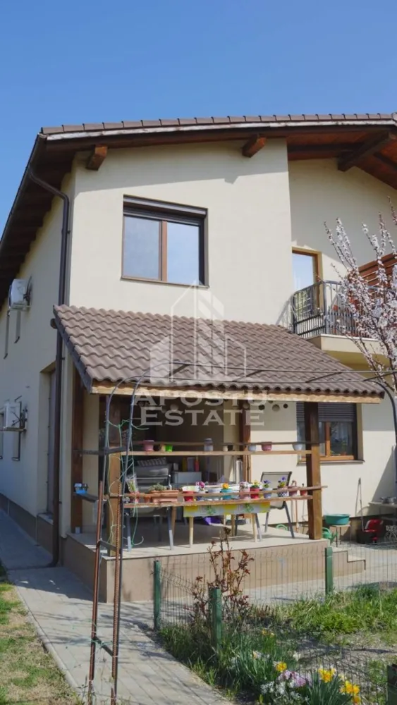 Duplex in exclusivitate in Mosnita Veche cu 4 camere si 3 bai - Apostu Estate va ofera spre vanzare Duplex in Mosnita Veche situat in pozitie buna ,in apropiere de mijloace de transport in comun,magazine,zona asfaltata .
Constructie 2018 din caramida ,regim de inaltime P-M-POD, cu suprafata utila de 117 mp si teren de 328 mp.
Incalzirea se realizeaza prin intermediul centralei pe gaz prin calorifere.
Tamplarie din geam Termopan.
Izolatie exterioara de 10 cm cu eps 80.
Curtea dispune de casuta pentru depozitare,alei pavate,gard de delimitare.Gradina amenajata cu pomi fructiferi si arbusti ornamentali.
Casa se vinde complet mobilata si partial utilata.
Ca dotari mai avem aer aconditionat in living si in ambele dormitoare de sus.
Compartimentare:
Parter;
-hol de acces
-terasa acoperita
-1 dormitor
-baie 
-living open space cu bucataria
-loc de depozitare
Etaj:
-hol de acces
-dormitor matrimonial cu baie proprie si balcon
-dormitor secundar cu dressing ,baie proprie si balcon 
Se accepta variante de creditare,cu orice informatii va stam la dispozitie telefonic!
 Va asteptam cu drag la o vizionare!