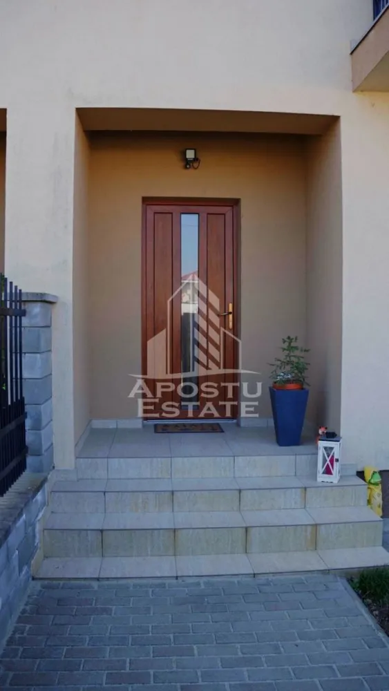 Duplex in exclusivitate in Mosnita Veche cu 4 camere si 3 bai - Apostu Estate va ofera spre vanzare Duplex in Mosnita Veche situat in pozitie buna ,in apropiere de mijloace de transport in comun,magazine,zona asfaltata .
Constructie 2018 din caramida ,regim de inaltime P-M-POD, cu suprafata utila de 117 mp si teren de 328 mp.
Incalzirea se realizeaza prin intermediul centralei pe gaz prin calorifere.
Tamplarie din geam Termopan.
Izolatie exterioara de 10 cm cu eps 80.
Curtea dispune de casuta pentru depozitare,alei pavate,gard de delimitare.Gradina amenajata cu pomi fructiferi si arbusti ornamentali.
Casa se vinde complet mobilata si partial utilata.
Ca dotari mai avem aer aconditionat in living si in ambele dormitoare de sus.
Compartimentare:
Parter;
-hol de acces
-terasa acoperita
-1 dormitor
-baie 
-living open space cu bucataria
-loc de depozitare
Etaj:
-hol de acces
-dormitor matrimonial cu baie proprie si balcon
-dormitor secundar cu dressing ,baie proprie si balcon 
Se accepta variante de creditare,cu orice informatii va stam la dispozitie telefonic!
 Va asteptam cu drag la o vizionare!