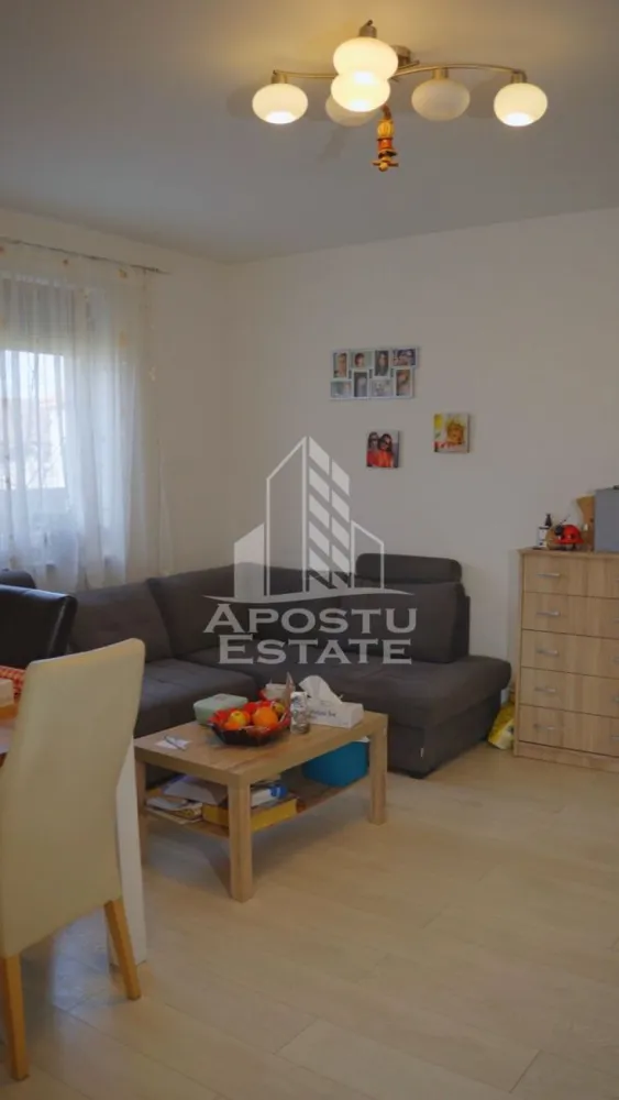 Duplex in exclusivitate in Mosnita Veche cu 4 camere si 3 bai - Apostu Estate va ofera spre vanzare Duplex in Mosnita Veche situat in pozitie buna ,in apropiere de mijloace de transport in comun,magazine,zona asfaltata .
Constructie 2018 din caramida ,regim de inaltime P-M-POD, cu suprafata utila de 117 mp si teren de 328 mp.
Incalzirea se realizeaza prin intermediul centralei pe gaz prin calorifere.
Tamplarie din geam Termopan.
Izolatie exterioara de 10 cm cu eps 80.
Curtea dispune de casuta pentru depozitare,alei pavate,gard de delimitare.Gradina amenajata cu pomi fructiferi si arbusti ornamentali.
Casa se vinde complet mobilata si partial utilata.
Ca dotari mai avem aer aconditionat in living si in ambele dormitoare de sus.
Compartimentare:
Parter;
-hol de acces
-terasa acoperita
-1 dormitor
-baie 
-living open space cu bucataria
-loc de depozitare
Etaj:
-hol de acces
-dormitor matrimonial cu baie proprie si balcon
-dormitor secundar cu dressing ,baie proprie si balcon 
Se accepta variante de creditare,cu orice informatii va stam la dispozitie telefonic!
 Va asteptam cu drag la o vizionare!