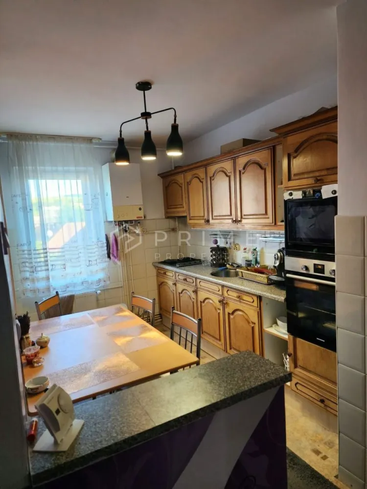 Apartament cu 2 camere | str.Unirii Sângeorgiu de Mureș | - Vă prezentăm în exclusivitate un apartament cu 2 camere decomandat, situat pe strada Unirii în Sângeorgiu de Mureș. 
Apartamentul este situat la etajul 1 într-un bloc cu 4 etaje – zonă liniștită, bine poziționată față de magazine, școală și transport public.
Ce include:
Living + dormitor + bucătărie — compartimentare funcțională, fără spații pierdute
Balcon închis cu geamuri termopan 
Cămară + pivniță — depozitare reală, nu simbolică
Etaj 1 — acces ușor, luminos, fără dezavantajele parterului
Renovat și bine întreținut — stare bună, fără intervenții necesare
Zonă liniștită, aproape de magazine, școală, transport
Se vinde cu mobilat și utilat.

Promisiunea Prime Properties:
Vă oferim siguranță, transparență și servicii impecabile pe tot parcursul drumului către casa ideală. Dacă această proprietate nu corespunde nevoilor dumneavoastră, lăsați-ne să găsim alternativa potrivită stilului dumneavoastră de viață.
Pentru informații suplimentare și programarea unei vizionări, vă rugăm să ne contactați.