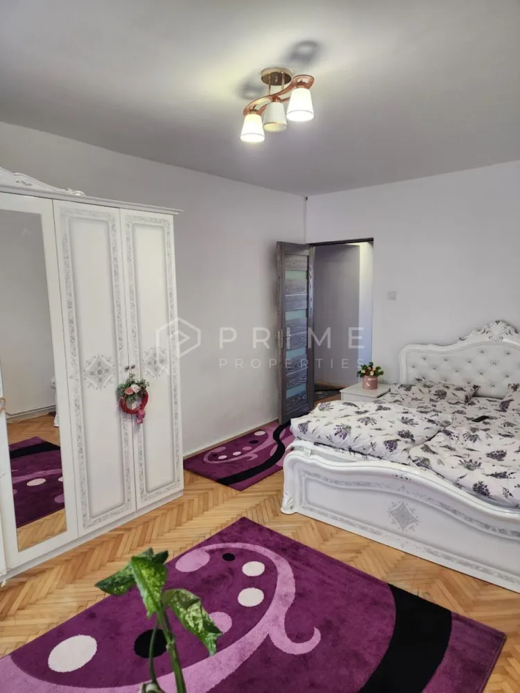 Apartament cu 2 camere | str.Unirii Sângeorgiu de Mureș | - Vă prezentăm în exclusivitate un apartament cu 2 camere decomandat, situat pe strada Unirii în Sângeorgiu de Mureș. 
Apartamentul este situat la etajul 1 într-un bloc cu 4 etaje – zonă liniștită, bine poziționată față de magazine, școală și transport public.
Ce include:
Living + dormitor + bucătărie — compartimentare funcțională, fără spații pierdute
Balcon închis cu geamuri termopan 
Cămară + pivniță — depozitare reală, nu simbolică
Etaj 1 — acces ușor, luminos, fără dezavantajele parterului
Renovat și bine întreținut — stare bună, fără intervenții necesare
Zonă liniștită, aproape de magazine, școală, transport
Se vinde cu mobilat și utilat.

Promisiunea Prime Properties:
Vă oferim siguranță, transparență și servicii impecabile pe tot parcursul drumului către casa ideală. Dacă această proprietate nu corespunde nevoilor dumneavoastră, lăsați-ne să găsim alternativa potrivită stilului dumneavoastră de viață.
Pentru informații suplimentare și programarea unei vizionări, vă rugăm să ne contactați.