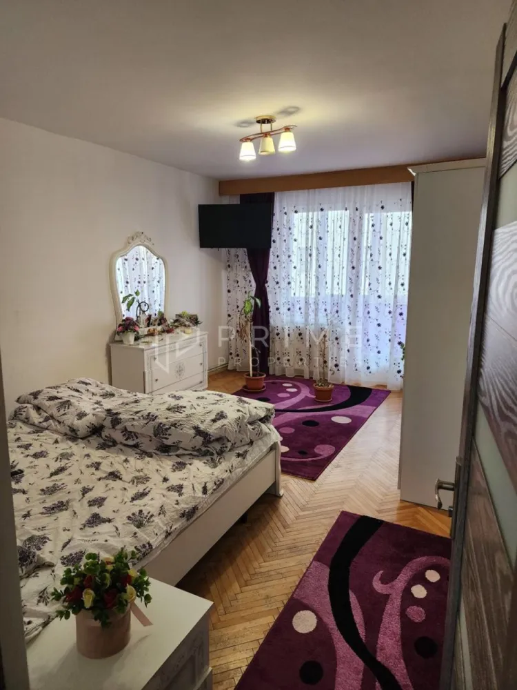 Apartament cu 2 camere | str.Unirii Sângeorgiu de Mureș | - Vă prezentăm în exclusivitate un apartament cu 2 camere decomandat, situat pe strada Unirii în Sângeorgiu de Mureș. 
Apartamentul este situat la etajul 1 într-un bloc cu 4 etaje – zonă liniștită, bine poziționată față de magazine, școală și transport public.
Ce include:
Living + dormitor + bucătărie — compartimentare funcțională, fără spații pierdute
Balcon închis cu geamuri termopan 
Cămară + pivniță — depozitare reală, nu simbolică
Etaj 1 — acces ușor, luminos, fără dezavantajele parterului
Renovat și bine întreținut — stare bună, fără intervenții necesare
Zonă liniștită, aproape de magazine, școală, transport
Se vinde cu mobilat și utilat.

Promisiunea Prime Properties:
Vă oferim siguranță, transparență și servicii impecabile pe tot parcursul drumului către casa ideală. Dacă această proprietate nu corespunde nevoilor dumneavoastră, lăsați-ne să găsim alternativa potrivită stilului dumneavoastră de viață.
Pentru informații suplimentare și programarea unei vizionări, vă rugăm să ne contactați.