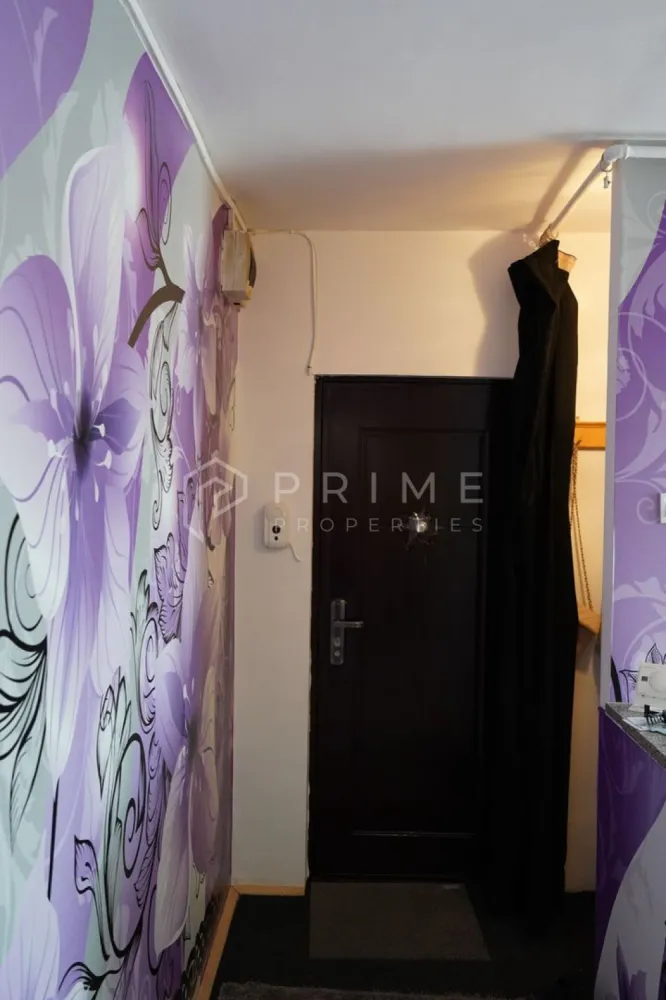 Apartament cu 2 camere | str.Unirii Sângeorgiu de Mureș | - Vă prezentăm în exclusivitate un apartament cu 2 camere decomandat, situat pe strada Unirii în Sângeorgiu de Mureș. 
Apartamentul este situat la etajul 1 într-un bloc cu 4 etaje – zonă liniștită, bine poziționată față de magazine, școală și transport public.
Ce include:
Living + dormitor + bucătărie — compartimentare funcțională, fără spații pierdute
Balcon închis cu geamuri termopan 
Cămară + pivniță — depozitare reală, nu simbolică
Etaj 1 — acces ușor, luminos, fără dezavantajele parterului
Renovat și bine întreținut — stare bună, fără intervenții necesare
Zonă liniștită, aproape de magazine, școală, transport
Se vinde cu mobilat și utilat.

Promisiunea Prime Properties:
Vă oferim siguranță, transparență și servicii impecabile pe tot parcursul drumului către casa ideală. Dacă această proprietate nu corespunde nevoilor dumneavoastră, lăsați-ne să găsim alternativa potrivită stilului dumneavoastră de viață.
Pentru informații suplimentare și programarea unei vizionări, vă rugăm să ne contactați.