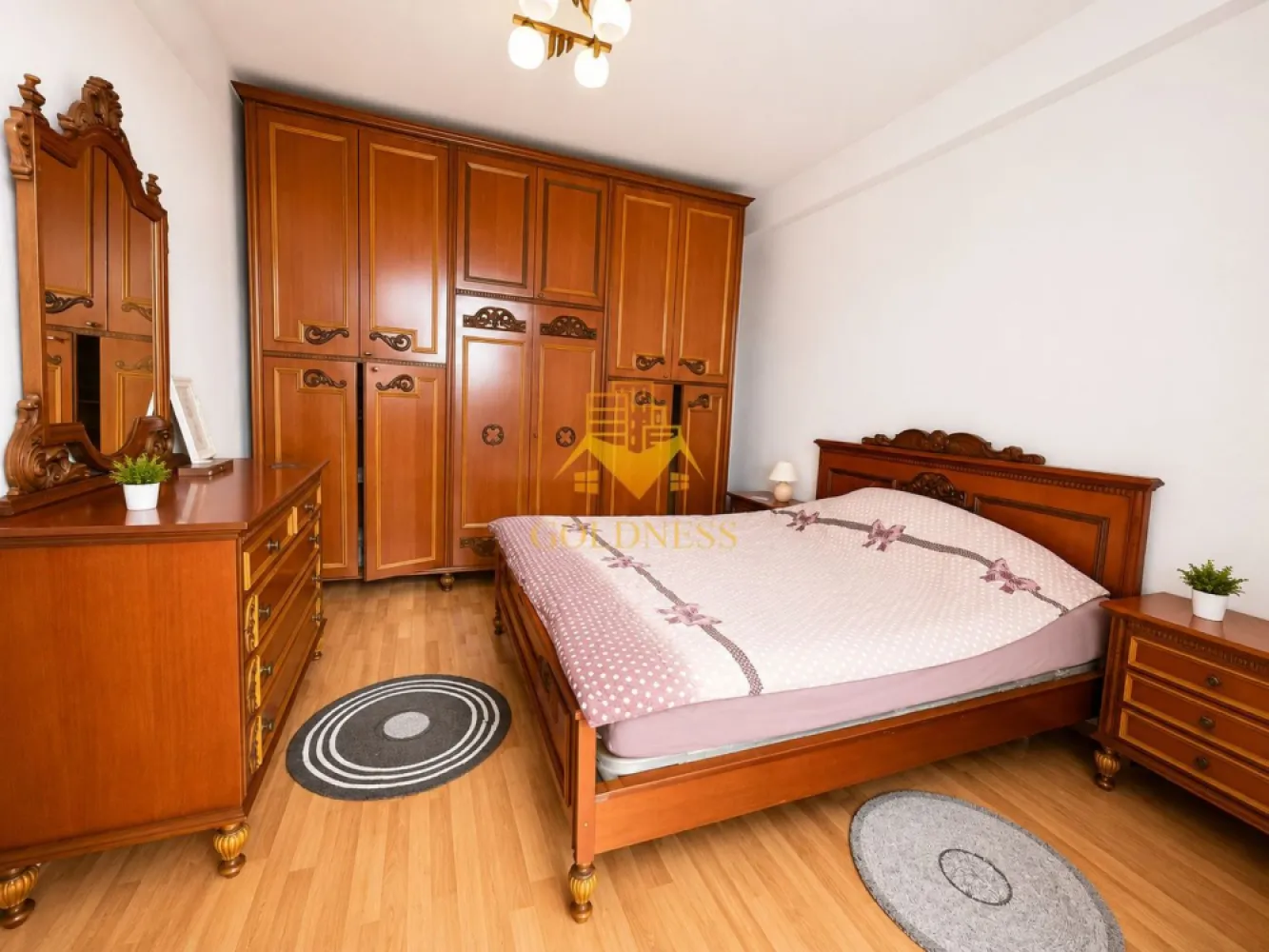 3 camere,Parcare, Observatorului, Calea turzii, Lidl, Sigma, AC. - GOLDNESS Imobiliare vă propune spre închiriere un apartament modern cu 3 camere, complet mobilat și utilat, într-una dintre cele mai apreciate zone ale cartierului Zorilor, la etajul 4 al unui imobil cu 4 niveluri.

Unul dintre principalele avantaje ale proprietății îl reprezintă cele două locuri de parcare subterane, un beneficiu rar întâlnit în această zonă și extrem de apreciat pentru confortul zilnic.

Apartamentul este luminos, bine compartimentat și oferă spații generoase, fiind ideal pentru o familie, un cuplu sau persoane care își doresc să locuiască într-o zonă liniștită, dar cu acces rapid către centrul orașului, universități, spitale și principalele puncte de interes din Cluj-Napoca.

Compartimentare:

Dormitor matrimonial cu dressing și acces direct pe balcon;
Al doilea dormitor cu pat matrimonial, dressing și noptiere;
Living open-space cu bucătăria, canapea extensibilă, loc de servit masa și aer condiționat;
Baie spațioasă cu cadă, calorifer port-prosop și spații pentru depozitare;
Balcon cu acces din dormitor.

Dotări:

Centrală termică proprie;
Aer condiționat;
Frigider;
Aragaz;
Hotă;
Mașină de spălat rufe;
Mobilier complet;
Geamuri termopan;
2 locuri de parcare subterane.

Zona oferă acces rapid către mijloace de transport în comun, supermarketuri, farmacii, restaurante, clinici medicale și spații verzi, fiind una dintre cele mai căutate locații rezidențiale din Cluj-Napoca.

Puncte de interes în apropiere

Sigma Shopping Center

Mers pe jos: aproximativ 5 minute
Cu mașina: aproximativ 2 minute
Cu transportul în comun: aproximativ 5 minute

Spitalul Clinic de Recuperare

Mers pe jos: aproximativ 10 minute
Cu mașina: aproximativ 4 minute
Cu transportul în comun: aproximativ 6 minute

Grădina Botanică „Alexandru Borza”

Mers pe jos: aproximativ 15 minute
Cu mașina: aproximativ 5 minute
Cu transportul în comun: aproximativ 10 minute

Piața Unirii – Centrul orașului

Mers pe jos: aproximativ 30 minute
Cu mașina: aproximativ 8 minute
Cu transportul în comun: aproximativ 12 minute

Universități și facultăți în apropiere

Universitatea de Medicină și Farmacie „Iuliu Hațieganu”

Mers pe jos: aproximativ 15 minute
Cu mașina: aproximativ 5 minute
Cu transportul în comun: aproximativ 18 minute

Facultatea de Arhitectură și Urbanism (UTCN)

Mers pe jos: aproximativ 10 minute
Cu mașina: aproximativ 3 minute
Cu transportul în comun: aproximativ 6 minute

Facultatea de Construcții (UTCN)

Mers pe jos: aproximativ 10 minute
Cu mașina: aproximativ 3 minute
Cu transportul în comun: aproximativ 6 minute

Facultatea de Biologie și Geologie (UBB)

Mers pe jos: aproximativ 15 minute
Cu mașina: aproximativ 5 minute
Cu transportul în comun: aproximativ 9 minute
Dacă sunteți interesați de acest apartament și doriți să programați o vizionare, vă invităm să ne contactați telefonic sau prin e-mail. Echipa GOLDNESS Imobiliare vă stă la dispoziție cu plăcere.

Pentru intermediere se percepe un comision de 75% din valoarea apartamentului!