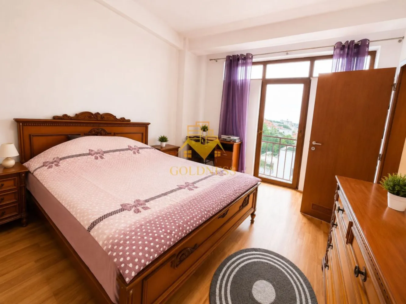 3 camere,Parcare, Observatorului, Calea turzii, Lidl, Sigma, AC. - GOLDNESS Imobiliare vă propune spre închiriere un apartament modern cu 3 camere, complet mobilat și utilat, într-una dintre cele mai apreciate zone ale cartierului Zorilor, la etajul 4 al unui imobil cu 4 niveluri.

Unul dintre principalele avantaje ale proprietății îl reprezintă cele două locuri de parcare subterane, un beneficiu rar întâlnit în această zonă și extrem de apreciat pentru confortul zilnic.

Apartamentul este luminos, bine compartimentat și oferă spații generoase, fiind ideal pentru o familie, un cuplu sau persoane care își doresc să locuiască într-o zonă liniștită, dar cu acces rapid către centrul orașului, universități, spitale și principalele puncte de interes din Cluj-Napoca.

Compartimentare:

Dormitor matrimonial cu dressing și acces direct pe balcon;
Al doilea dormitor cu pat matrimonial, dressing și noptiere;
Living open-space cu bucătăria, canapea extensibilă, loc de servit masa și aer condiționat;
Baie spațioasă cu cadă, calorifer port-prosop și spații pentru depozitare;
Balcon cu acces din dormitor.

Dotări:

Centrală termică proprie;
Aer condiționat;
Frigider;
Aragaz;
Hotă;
Mașină de spălat rufe;
Mobilier complet;
Geamuri termopan;
2 locuri de parcare subterane.

Zona oferă acces rapid către mijloace de transport în comun, supermarketuri, farmacii, restaurante, clinici medicale și spații verzi, fiind una dintre cele mai căutate locații rezidențiale din Cluj-Napoca.

Puncte de interes în apropiere

Sigma Shopping Center

Mers pe jos: aproximativ 5 minute
Cu mașina: aproximativ 2 minute
Cu transportul în comun: aproximativ 5 minute

Spitalul Clinic de Recuperare

Mers pe jos: aproximativ 10 minute
Cu mașina: aproximativ 4 minute
Cu transportul în comun: aproximativ 6 minute

Grădina Botanică „Alexandru Borza”

Mers pe jos: aproximativ 15 minute
Cu mașina: aproximativ 5 minute
Cu transportul în comun: aproximativ 10 minute

Piața Unirii – Centrul orașului

Mers pe jos: aproximativ 30 minute
Cu mașina: aproximativ 8 minute
Cu transportul în comun: aproximativ 12 minute

Universități și facultăți în apropiere

Universitatea de Medicină și Farmacie „Iuliu Hațieganu”

Mers pe jos: aproximativ 15 minute
Cu mașina: aproximativ 5 minute
Cu transportul în comun: aproximativ 18 minute

Facultatea de Arhitectură și Urbanism (UTCN)

Mers pe jos: aproximativ 10 minute
Cu mașina: aproximativ 3 minute
Cu transportul în comun: aproximativ 6 minute

Facultatea de Construcții (UTCN)

Mers pe jos: aproximativ 10 minute
Cu mașina: aproximativ 3 minute
Cu transportul în comun: aproximativ 6 minute

Facultatea de Biologie și Geologie (UBB)

Mers pe jos: aproximativ 15 minute
Cu mașina: aproximativ 5 minute
Cu transportul în comun: aproximativ 9 minute
Dacă sunteți interesați de acest apartament și doriți să programați o vizionare, vă invităm să ne contactați telefonic sau prin e-mail. Echipa GOLDNESS Imobiliare vă stă la dispoziție cu plăcere.

Pentru intermediere se percepe un comision de 75% din valoarea apartamentului!