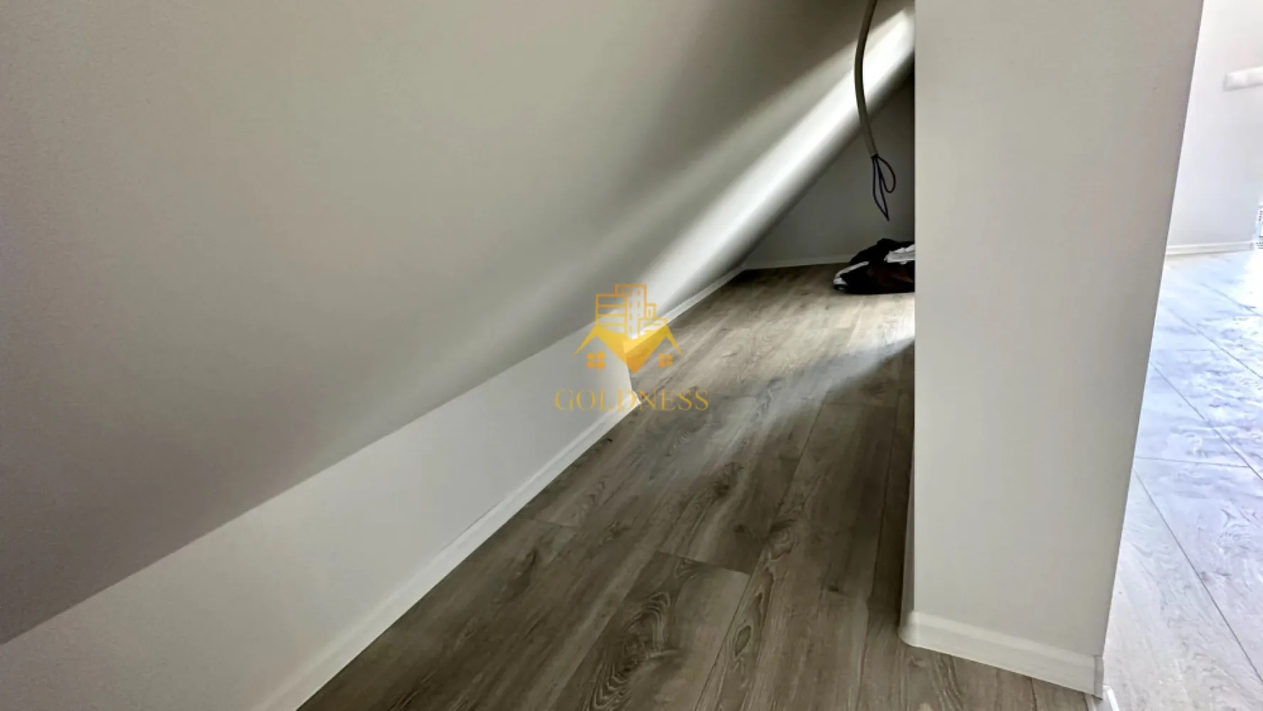 1 camera studio, Terasă, Marasti, Aurel Vlaicu, Expo Transilvania - GOLDNESS Imobiliare vă propune spre închiriere un apartament cu 1 camere complet mobilat și utilat, la Mansarda într-o casa în cartierul Marasti, zona Expo Transilvania.
Se află în apropierea stațiilor de transport în comun, magazine, restaurante, spații verzi, farmacii, etc. 

Apartamentul este compartimentat astfel:
-camera cu spațiu de depozitare în partea dreapta
-baia de afla în prima camera
-camera 2 are use separata și se poate folosi ca dormitor
-terasa 30mp

Imobilul este dotat cu toate cele necesare- centrală proprie pe imobil, contor apa, caldura, gaz.

Studio-ul este nemobilat, iar mobila se discuta la fata locului în funcție de nevoile chiriașului.

Dacă sunteți interesați de acest apartament și doriți să îl vizionați, dar și pentru alte oferte nu ezitați să ne contactați telefonic sau prin e-mail. Vă stăm la dispoziție!
Pentru intermediere se percepe un comision de 50% din prețul chiriei!