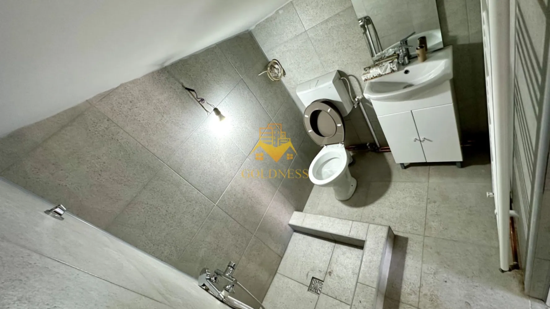 1 camera studio, Terasă, Marasti, Aurel Vlaicu, Expo Transilvania - GOLDNESS Imobiliare vă propune spre închiriere un apartament cu 1 camere complet mobilat și utilat, la Mansarda într-o casa în cartierul Marasti, zona Expo Transilvania.
Se află în apropierea stațiilor de transport în comun, magazine, restaurante, spații verzi, farmacii, etc. 

Apartamentul este compartimentat astfel:
-camera cu spațiu de depozitare în partea dreapta
-baia de afla în prima camera
-camera 2 are use separata și se poate folosi ca dormitor
-terasa 30mp

Imobilul este dotat cu toate cele necesare- centrală proprie pe imobil, contor apa, caldura, gaz.

Studio-ul este nemobilat, iar mobila se discuta la fata locului în funcție de nevoile chiriașului.

Dacă sunteți interesați de acest apartament și doriți să îl vizionați, dar și pentru alte oferte nu ezitați să ne contactați telefonic sau prin e-mail. Vă stăm la dispoziție!
Pentru intermediere se percepe un comision de 50% din prețul chiriei!