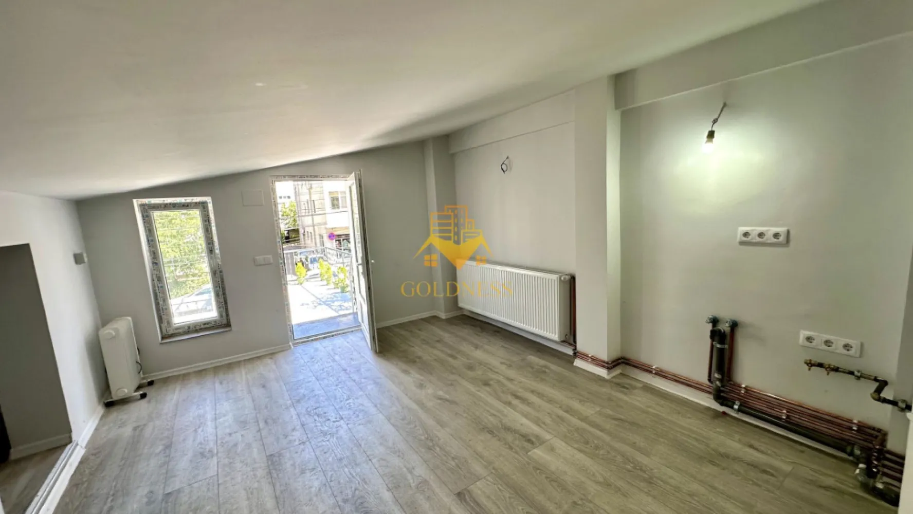 1 camera studio, Terasă, Marasti, Aurel Vlaicu, Expo Transilvania - GOLDNESS Imobiliare vă propune spre închiriere un apartament cu 1 camere complet mobilat și utilat, la Mansarda într-o casa în cartierul Marasti, zona Expo Transilvania.
Se află în apropierea stațiilor de transport în comun, magazine, restaurante, spații verzi, farmacii, etc. 

Apartamentul este compartimentat astfel:
-camera cu spațiu de depozitare în partea dreapta
-baia de afla în prima camera
-camera 2 are use separata și se poate folosi ca dormitor
-terasa 30mp

Imobilul este dotat cu toate cele necesare- centrală proprie pe imobil, contor apa, caldura, gaz.

Studio-ul este nemobilat, iar mobila se discuta la fata locului în funcție de nevoile chiriașului.

Dacă sunteți interesați de acest apartament și doriți să îl vizionați, dar și pentru alte oferte nu ezitați să ne contactați telefonic sau prin e-mail. Vă stăm la dispoziție!
Pentru intermediere se percepe un comision de 50% din prețul chiriei!