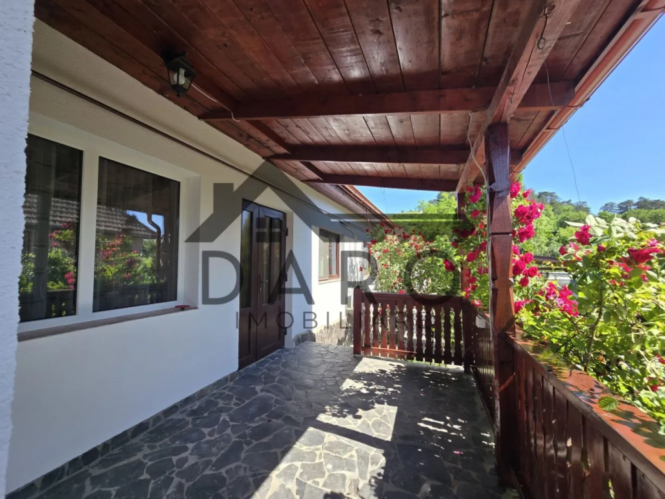 Casa in Livezeni , 140 mp utili , in centrul localitatii . - 🏡 Casă deosebită de vânzare în Livezeni – la doar 2 km de Târgu Mureș
Daro Imobiliare vă oferă spre vânzare o casă solid construită, situată în localitatea Livezeni, pe Strada Mijlocie, într-o zonă liniștită și foarte accesibilă.
✅ Suprafață utilă: aproximativ 140 mp
✅ Suprafață construită: 190 mp
✅ Teren: 660 mp
✅ Deschidere la stradă: 16 ml
Compartimentare:
* 3 dormitoare
* Bucătărie
* Baie
* 2 holuri
* Terasă generoasă de 15 mp
Casa este construită din cărămidă pe fundație de beton, cu ziduri groase de 40 cm, fiind izolată termic și finisată la exterior cu tencuială decorativă albă. Acoperișul este realizat din țiglă ceramică de foarte bună calitate.
În curte regăsim:
✔️ Garaj
✔️ Magazie tehnică
✔️ Pomi fructiferi
✔️ Teren perfect drept
Locuința se află la doar 3 minute de centrul localității Livezeni și la aproximativ 2 km de municipiul Târgu Mureș.
O proprietate ideală pentru o familie care își dorește liniște, spațiu și acces rapid către oraș.
📞 Pentru informații suplimentare și programarea unei vizionări:
Coman Maria – Daro Imobiliare
☎️ 0749 535 729
💳 Aveți nevoie de finanțare?
Coman Maria – Broker de Credite Autorizat Kiwi Finance vă oferă consultanță gratuită și identificarea celei mai bune soluții de creditare