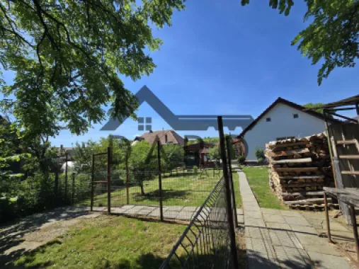Casa in Livezeni , 140 mp utili , in centrul localitatii .