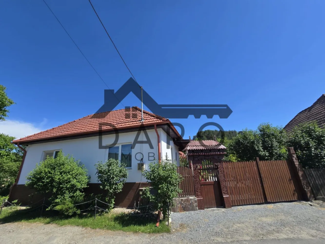 Casa in Livezeni , 140 mp utili , in centrul localitatii . - 🏡 Casă deosebită de vânzare în Livezeni – la doar 2 km de Târgu Mureș
Daro Imobiliare vă oferă spre vânzare o casă solid construită, situată în localitatea Livezeni, pe Strada Mijlocie, într-o zonă liniștită și foarte accesibilă.
✅ Suprafață utilă: aproximativ 140 mp
✅ Suprafață construită: 190 mp
✅ Teren: 660 mp
✅ Deschidere la stradă: 16 ml
Compartimentare:
* 3 dormitoare
* Bucătărie
* Baie
* 2 holuri
* Terasă generoasă de 15 mp
Casa este construită din cărămidă pe fundație de beton, cu ziduri groase de 40 cm, fiind izolată termic și finisată la exterior cu tencuială decorativă albă. Acoperișul este realizat din țiglă ceramică de foarte bună calitate.
În curte regăsim:
✔️ Garaj
✔️ Magazie tehnică
✔️ Pomi fructiferi
✔️ Teren perfect drept
Locuința se află la doar 3 minute de centrul localității Livezeni și la aproximativ 2 km de municipiul Târgu Mureș.
O proprietate ideală pentru o familie care își dorește liniște, spațiu și acces rapid către oraș.
📞 Pentru informații suplimentare și programarea unei vizionări:
Coman Maria – Daro Imobiliare
☎️ 0749 535 729
💳 Aveți nevoie de finanțare?
Coman Maria – Broker de Credite Autorizat Kiwi Finance vă oferă consultanță gratuită și identificarea celei mai bune soluții de creditare