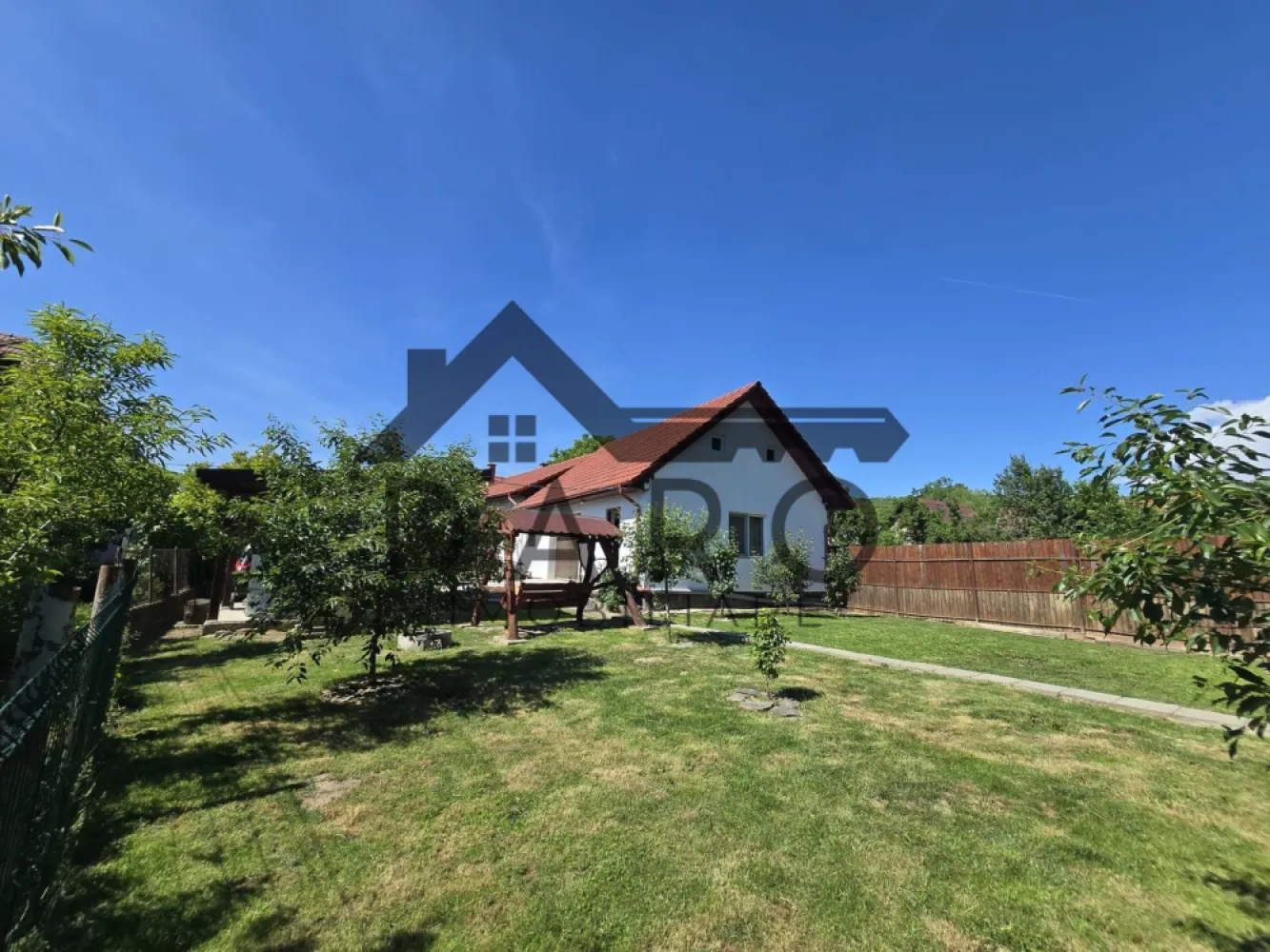 Casa in Livezeni , 140 mp utili , in centrul localitatii . - 🏡 Casă deosebită de vânzare în Livezeni – la doar 2 km de Târgu Mureș
Daro Imobiliare vă oferă spre vânzare o casă solid construită, situată în localitatea Livezeni, pe Strada Mijlocie, într-o zonă liniștită și foarte accesibilă.
✅ Suprafață utilă: aproximativ 140 mp
✅ Suprafață construită: 190 mp
✅ Teren: 660 mp
✅ Deschidere la stradă: 16 ml
Compartimentare:
* 3 dormitoare
* Bucătărie
* Baie
* 2 holuri
* Terasă generoasă de 15 mp
Casa este construită din cărămidă pe fundație de beton, cu ziduri groase de 40 cm, fiind izolată termic și finisată la exterior cu tencuială decorativă albă. Acoperișul este realizat din țiglă ceramică de foarte bună calitate.
În curte regăsim:
✔️ Garaj
✔️ Magazie tehnică
✔️ Pomi fructiferi
✔️ Teren perfect drept
Locuința se află la doar 3 minute de centrul localității Livezeni și la aproximativ 2 km de municipiul Târgu Mureș.
O proprietate ideală pentru o familie care își dorește liniște, spațiu și acces rapid către oraș.
📞 Pentru informații suplimentare și programarea unei vizionări:
Coman Maria – Daro Imobiliare
☎️ 0749 535 729
💳 Aveți nevoie de finanțare?
Coman Maria – Broker de Credite Autorizat Kiwi Finance vă oferă consultanță gratuită și identificarea celei mai bune soluții de creditare
