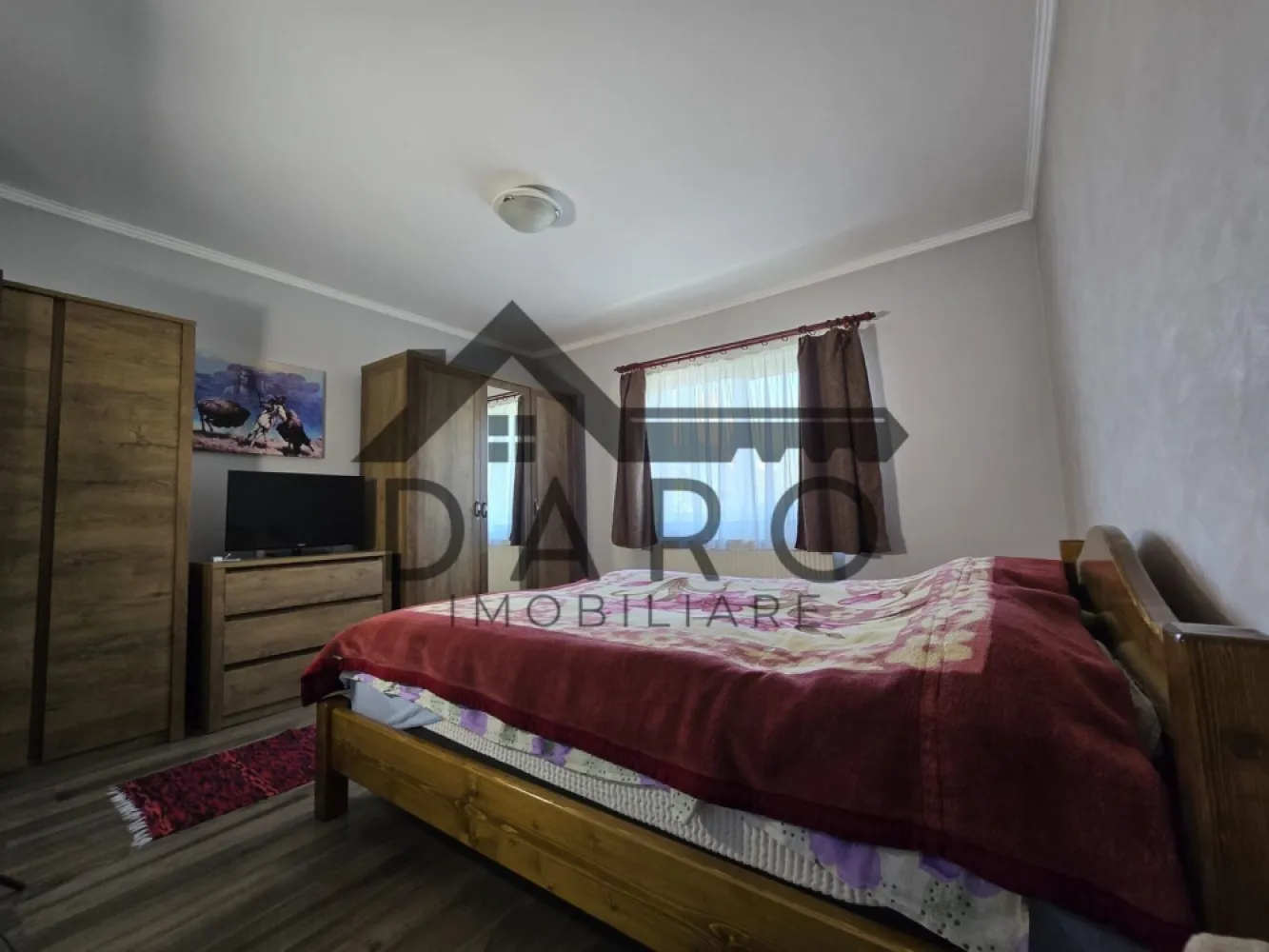 Casa in Livezeni , 140 mp utili , in centrul localitatii . - 🏡 Casă deosebită de vânzare în Livezeni – la doar 2 km de Târgu Mureș
Daro Imobiliare vă oferă spre vânzare o casă solid construită, situată în localitatea Livezeni, pe Strada Mijlocie, într-o zonă liniștită și foarte accesibilă.
✅ Suprafață utilă: aproximativ 140 mp
✅ Suprafață construită: 190 mp
✅ Teren: 660 mp
✅ Deschidere la stradă: 16 ml
Compartimentare:
* 3 dormitoare
* Bucătărie
* Baie
* 2 holuri
* Terasă generoasă de 15 mp
Casa este construită din cărămidă pe fundație de beton, cu ziduri groase de 40 cm, fiind izolată termic și finisată la exterior cu tencuială decorativă albă. Acoperișul este realizat din țiglă ceramică de foarte bună calitate.
În curte regăsim:
✔️ Garaj
✔️ Magazie tehnică
✔️ Pomi fructiferi
✔️ Teren perfect drept
Locuința se află la doar 3 minute de centrul localității Livezeni și la aproximativ 2 km de municipiul Târgu Mureș.
O proprietate ideală pentru o familie care își dorește liniște, spațiu și acces rapid către oraș.
📞 Pentru informații suplimentare și programarea unei vizionări:
Coman Maria – Daro Imobiliare
☎️ 0749 535 729
💳 Aveți nevoie de finanțare?
Coman Maria – Broker de Credite Autorizat Kiwi Finance vă oferă consultanță gratuită și identificarea celei mai bune soluții de creditare