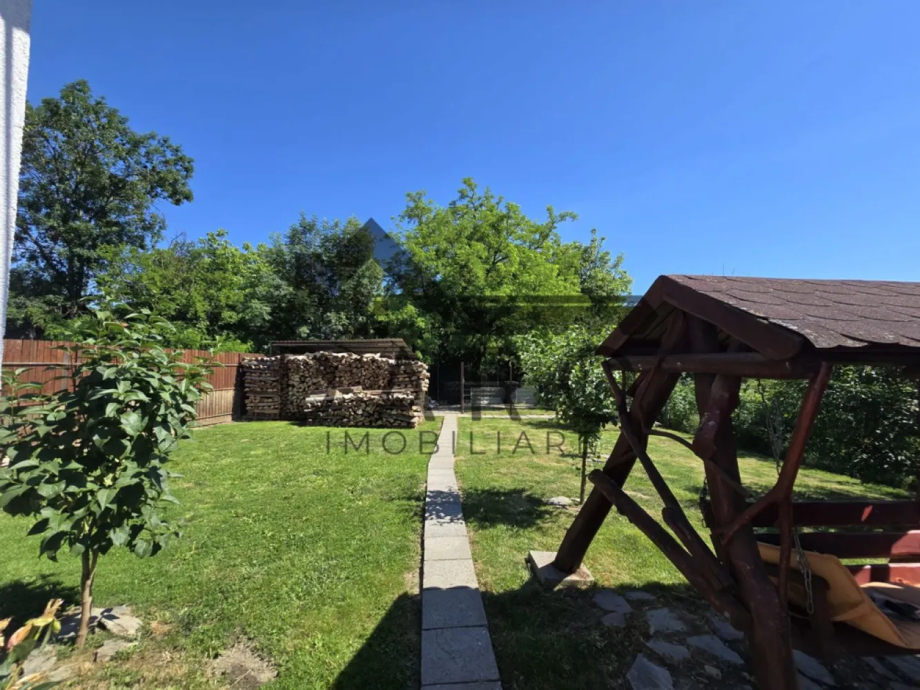 Casa in Livezeni , 140 mp utili , in centrul localitatii .